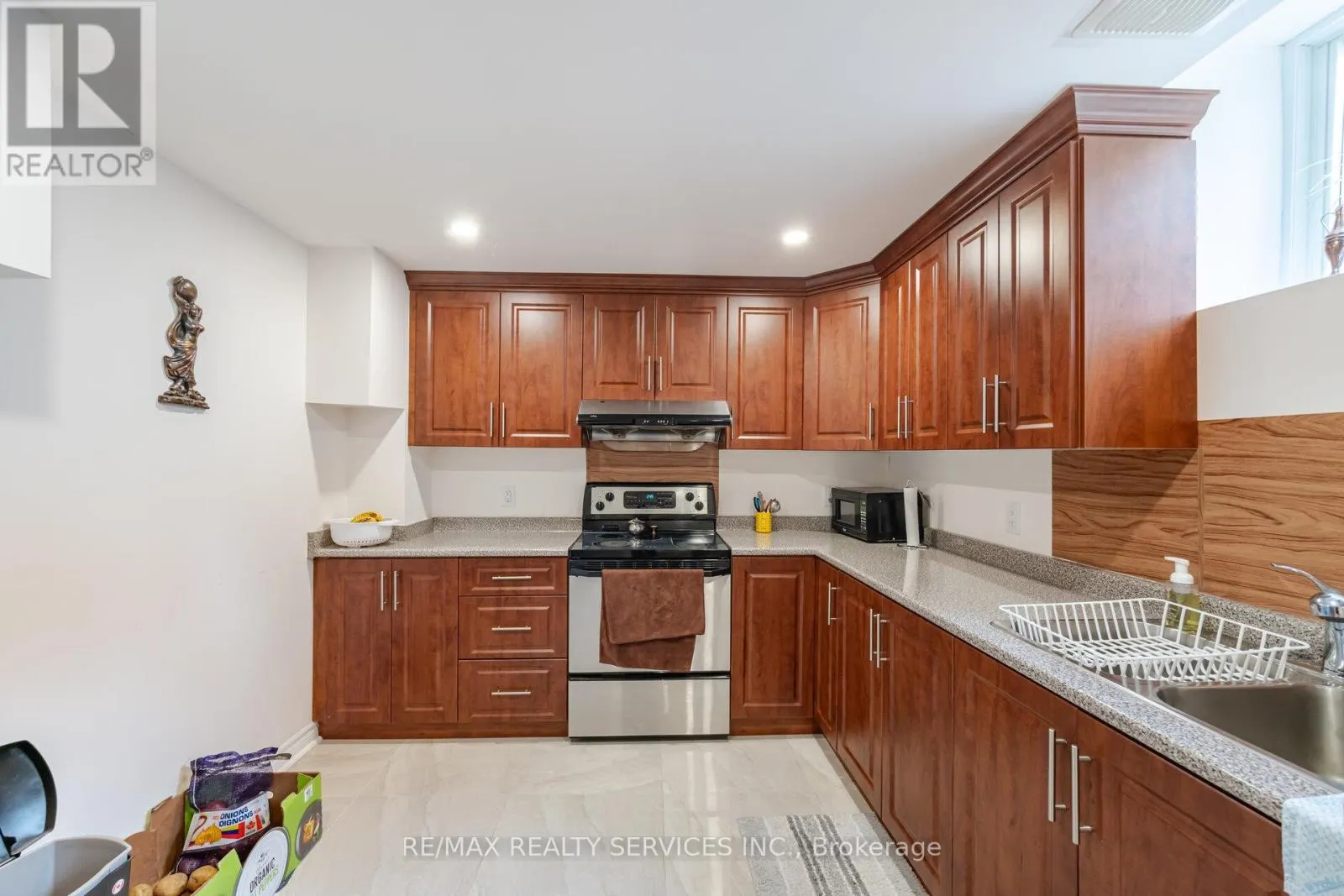 17 REGIS CIRCLE