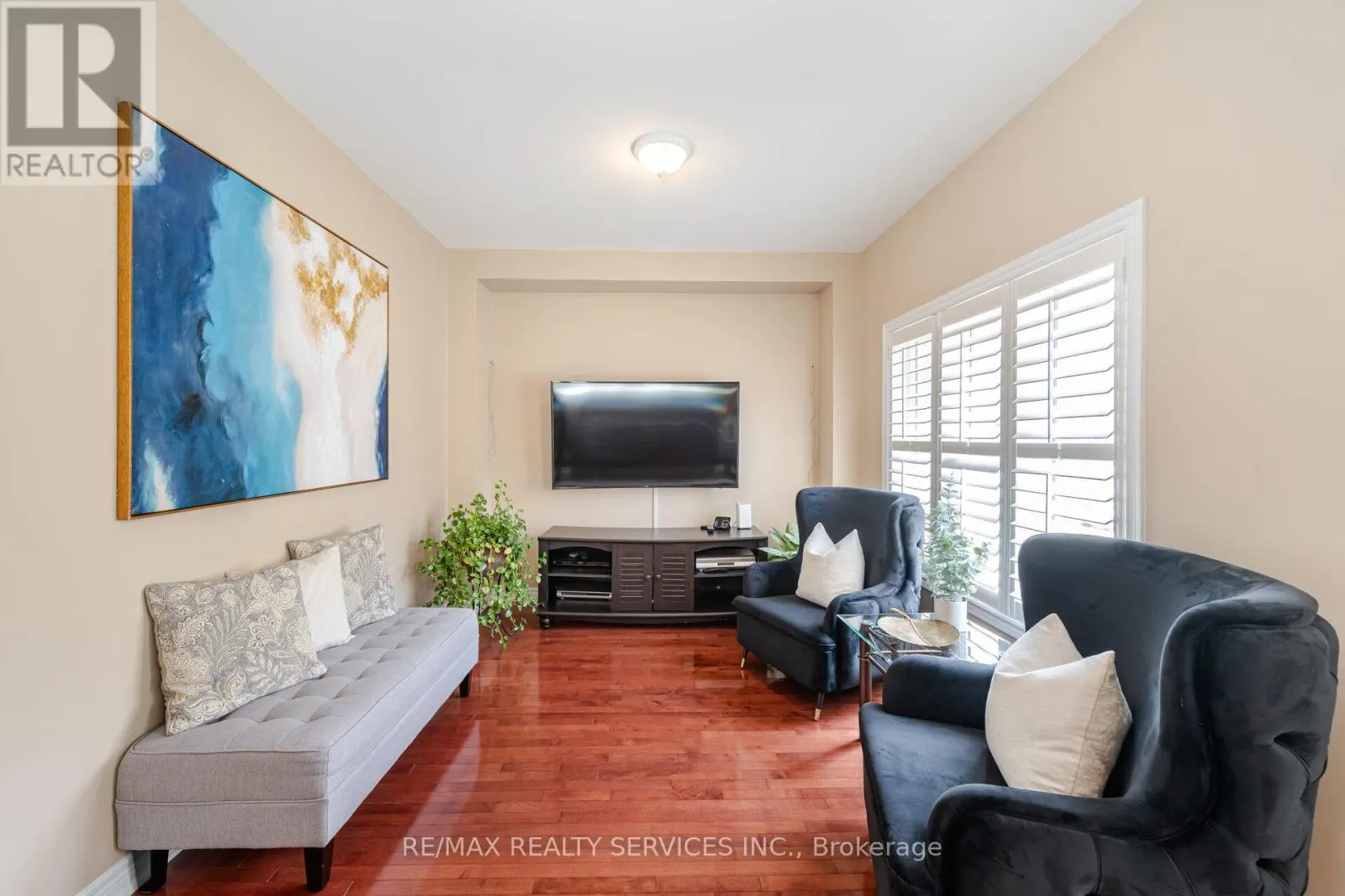17 REGIS CIRCLE