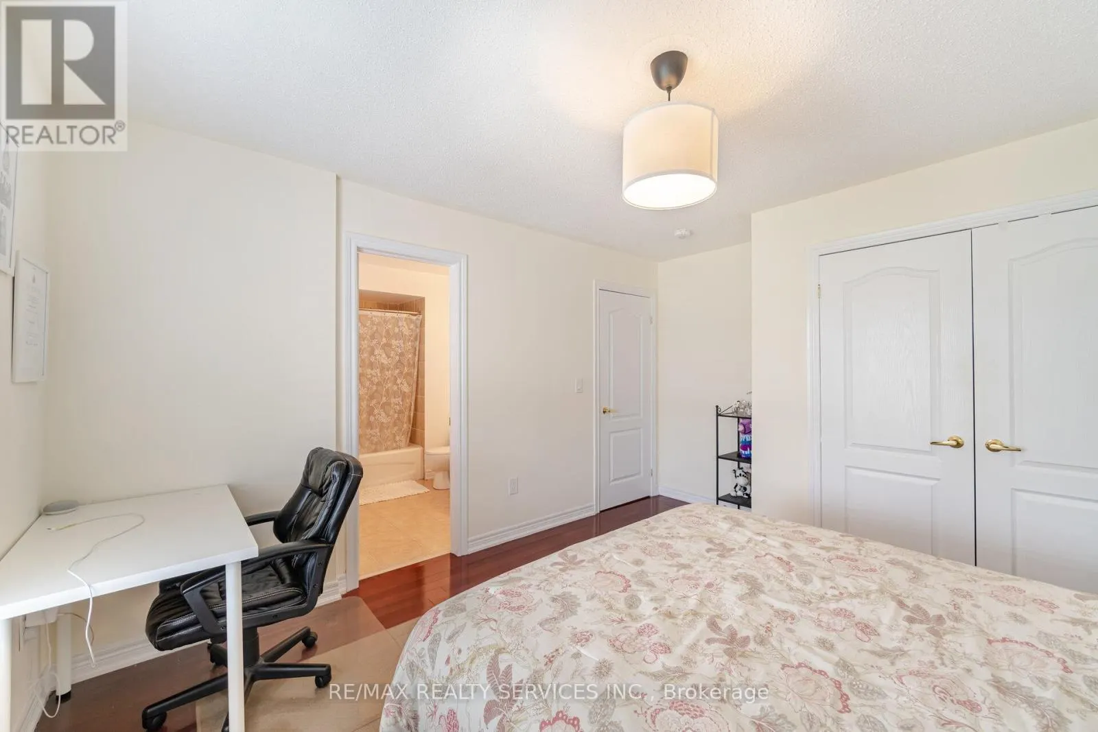 17 REGIS CIRCLE