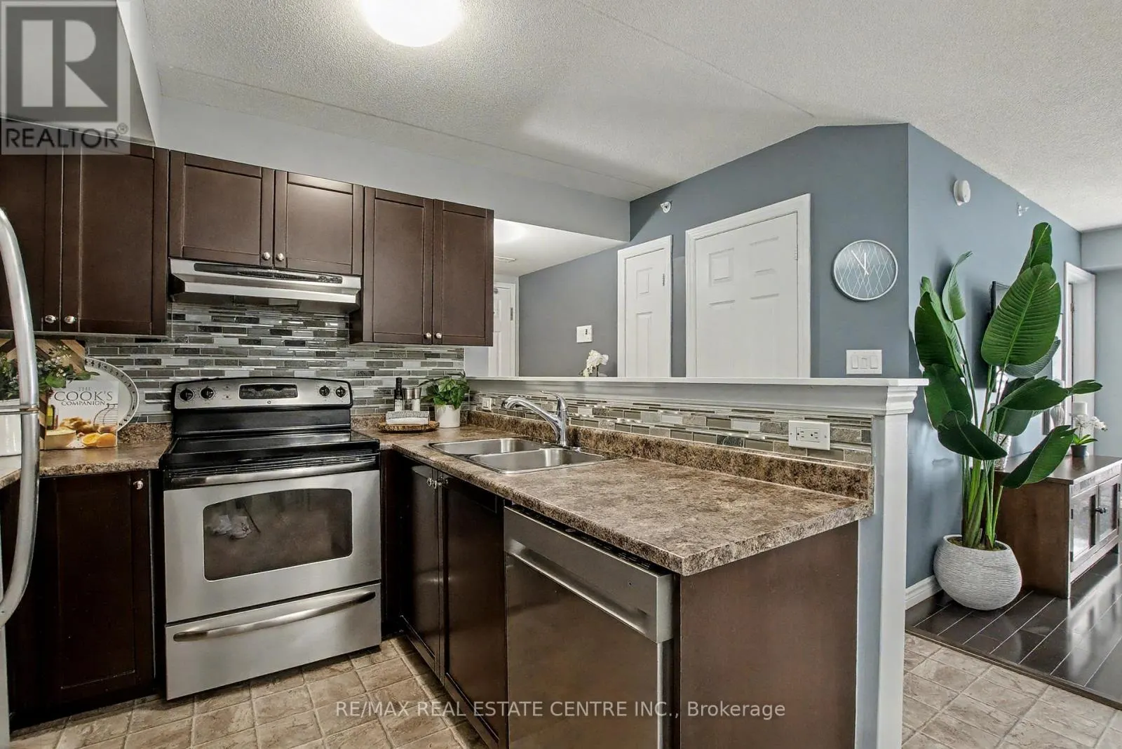 204 - 1380 MAIN STREET E