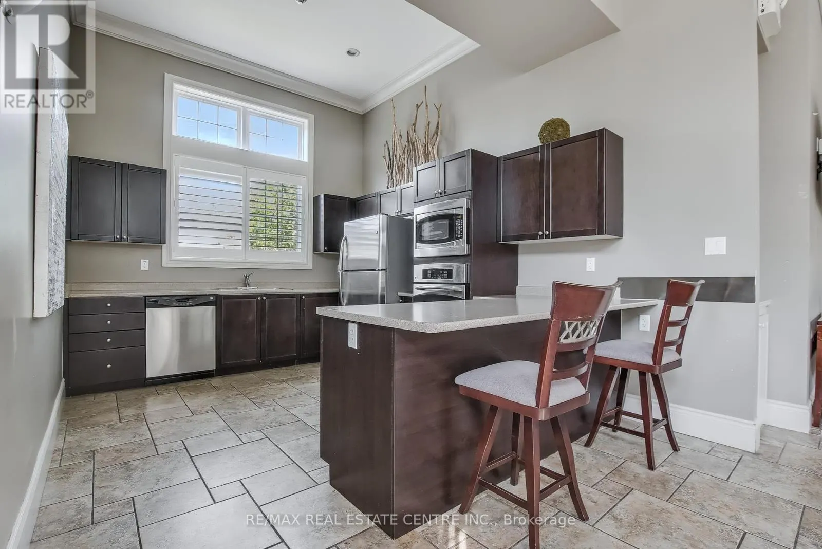 204 - 1380 MAIN STREET E