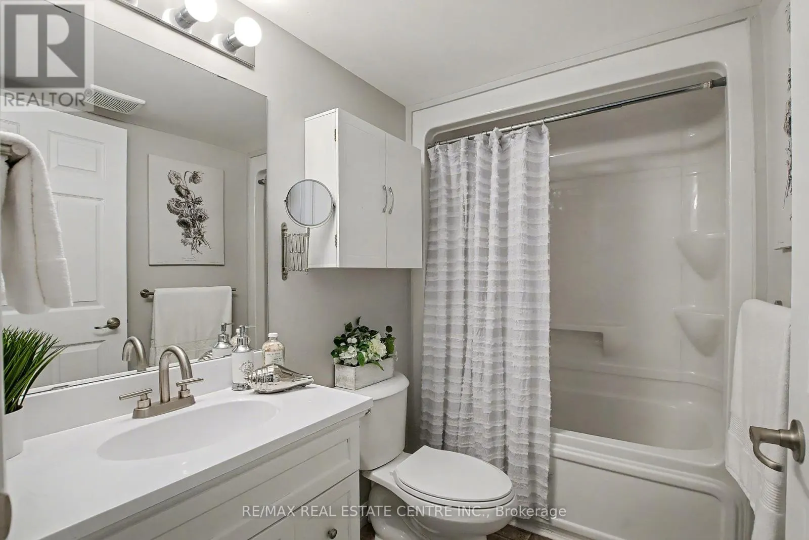 204 - 1380 MAIN STREET E