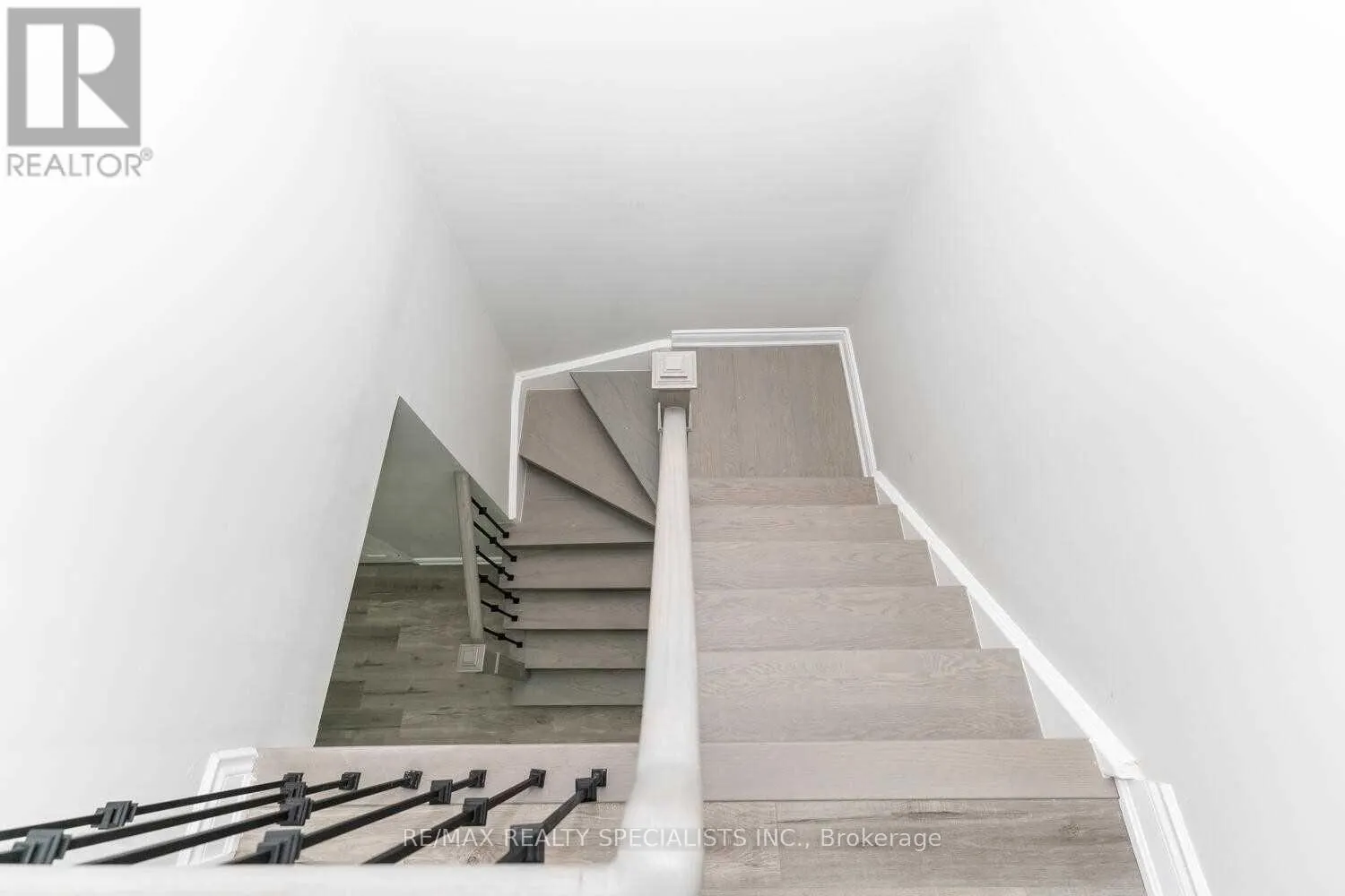 UPPER - 10 SANDMERE AVENUE