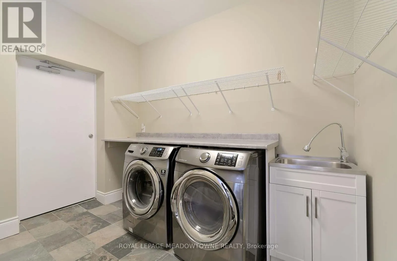 A - 307A QUEEN STREET S
