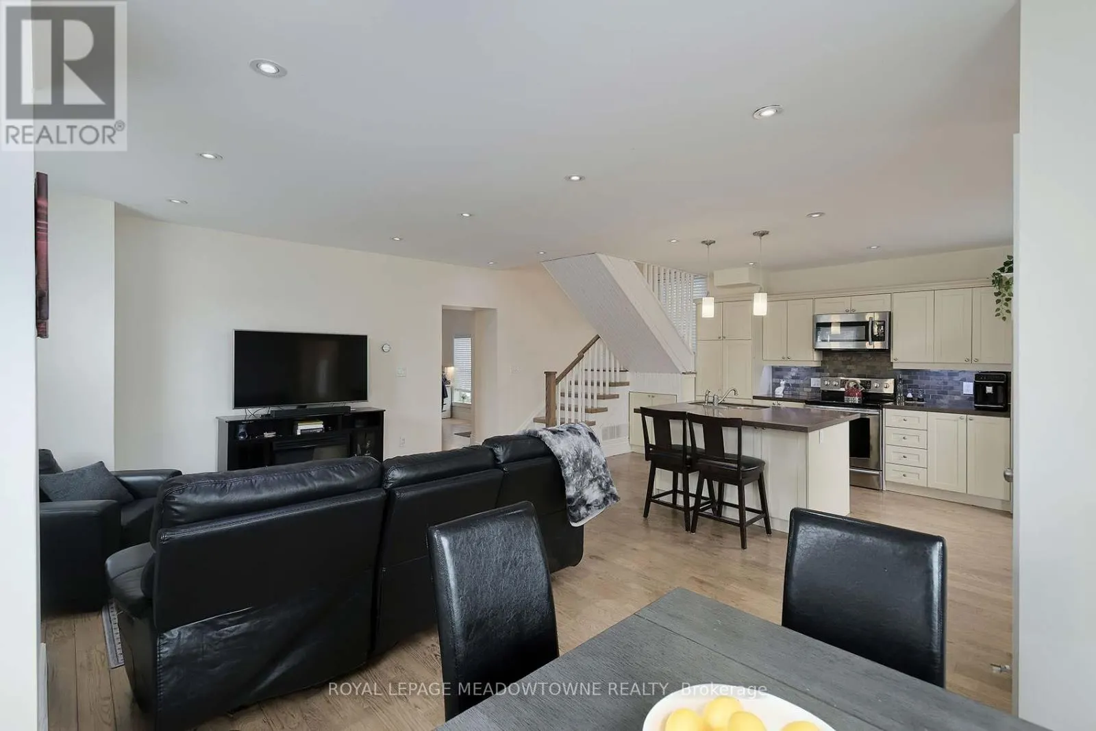 A - 307A QUEEN STREET S