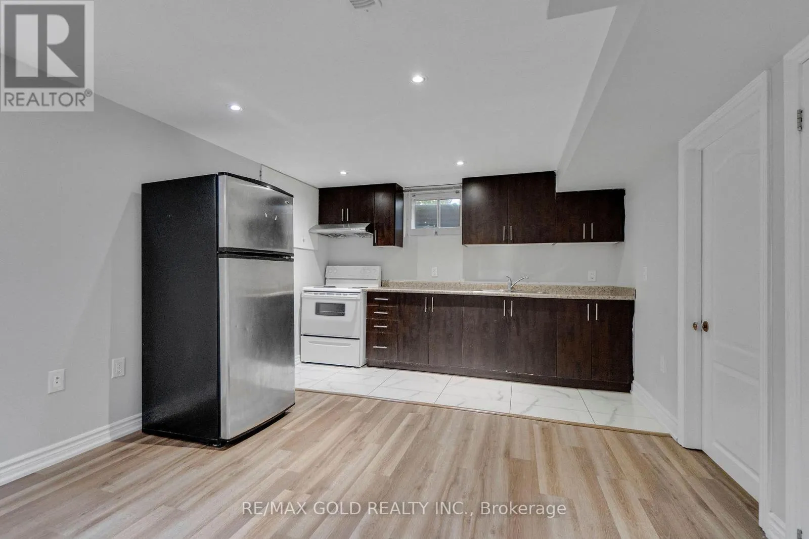6 MIDHURST DRIVE