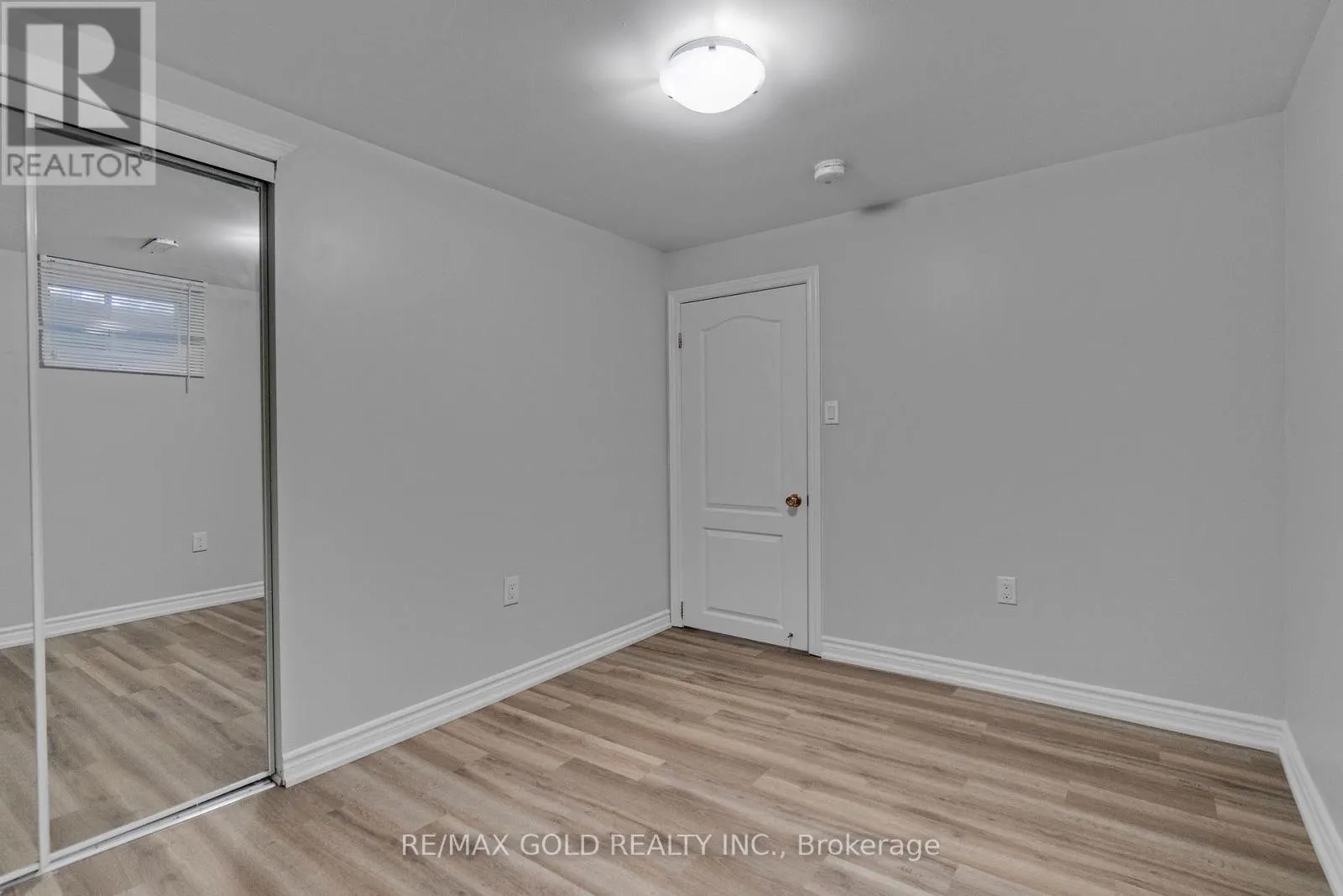 6 MIDHURST DRIVE
