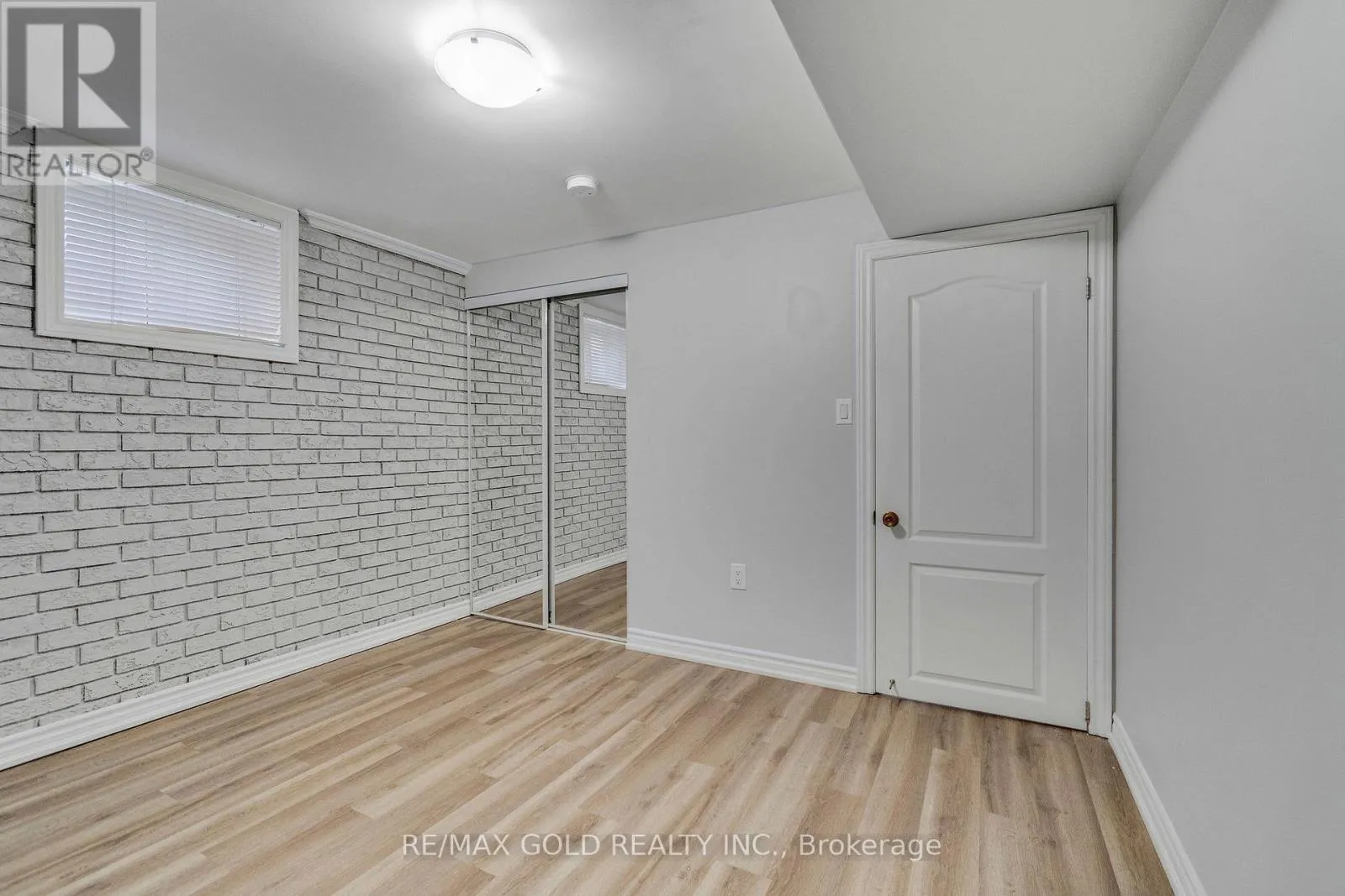 6 MIDHURST DRIVE