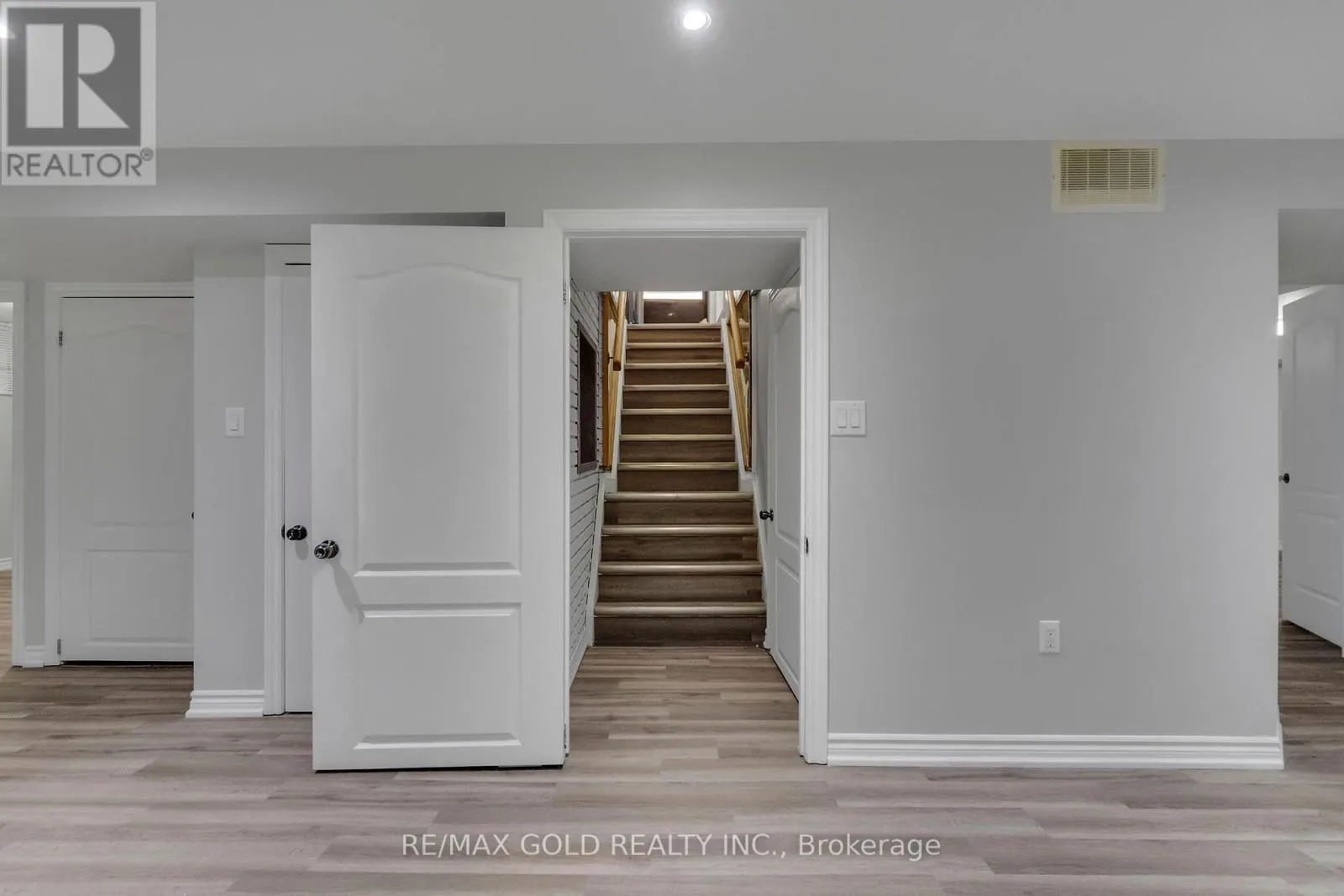6 MIDHURST DRIVE
