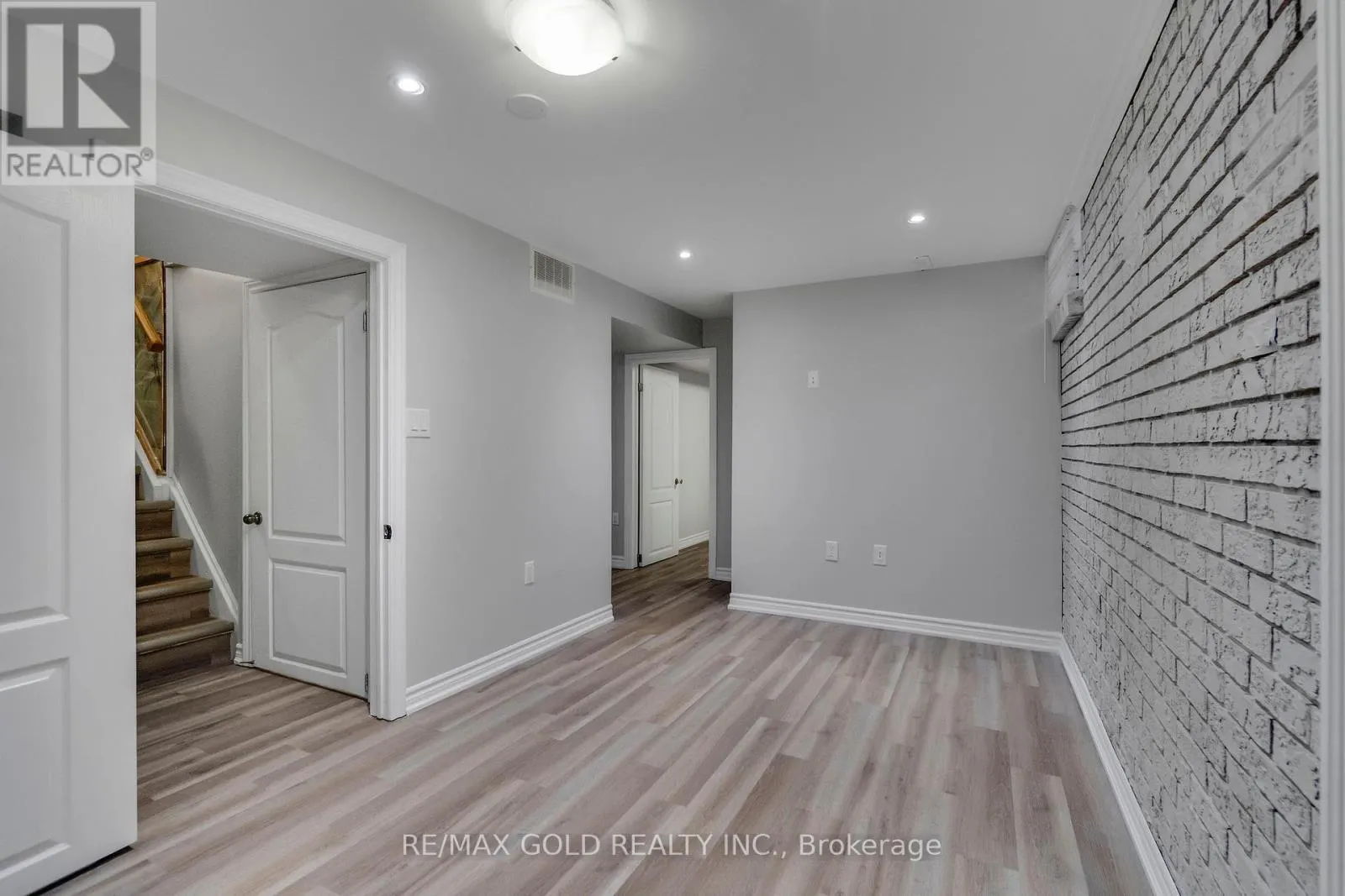 6 MIDHURST DRIVE