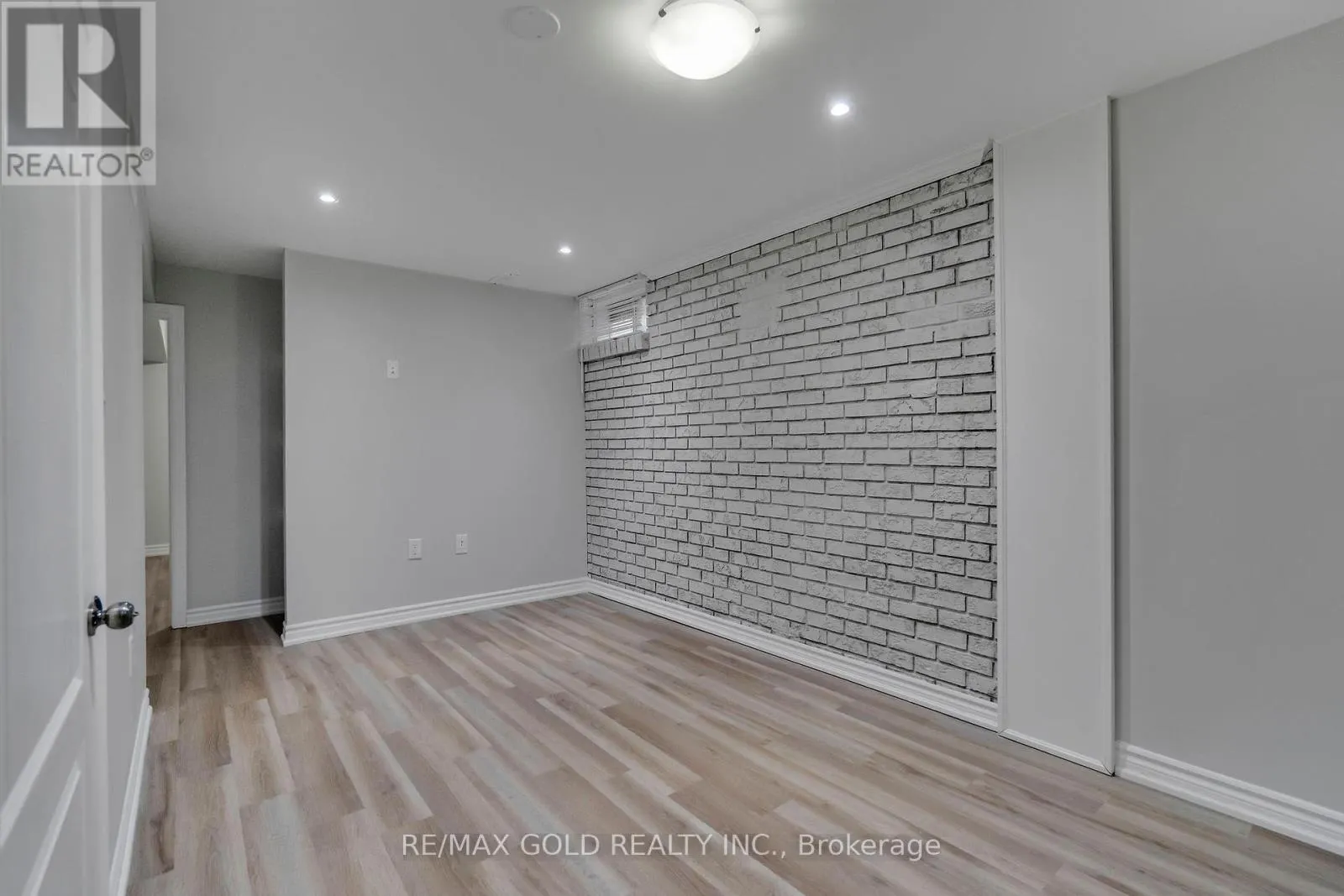 6 MIDHURST DRIVE