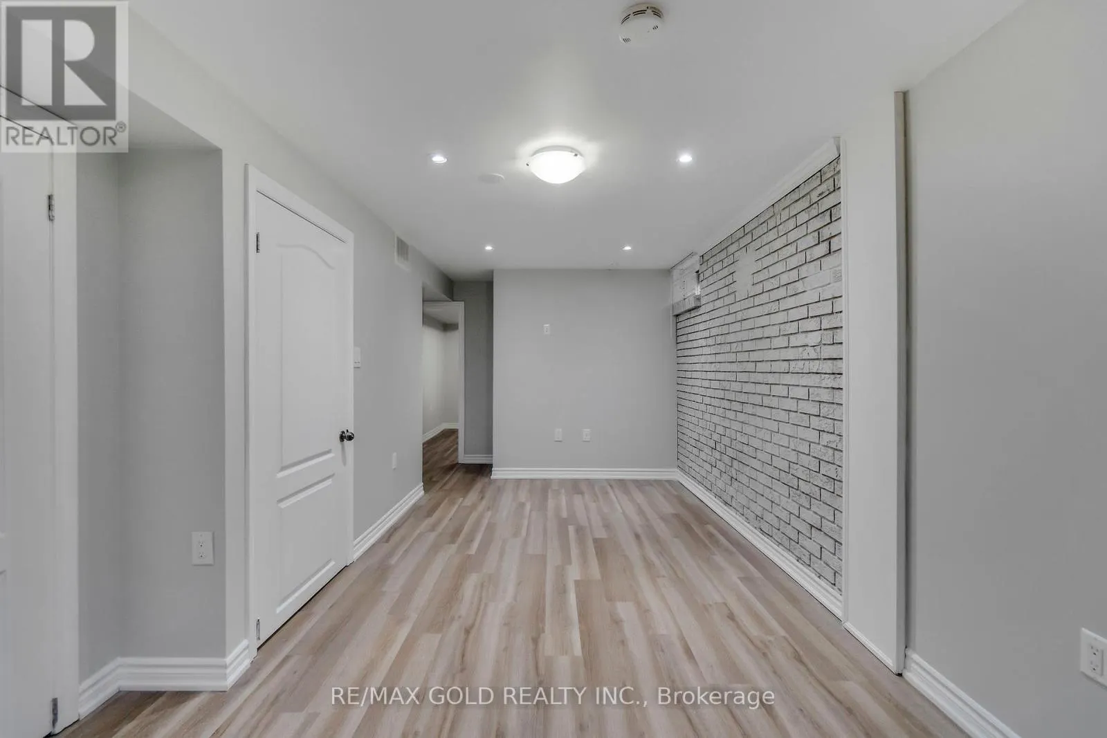 6 MIDHURST DRIVE
