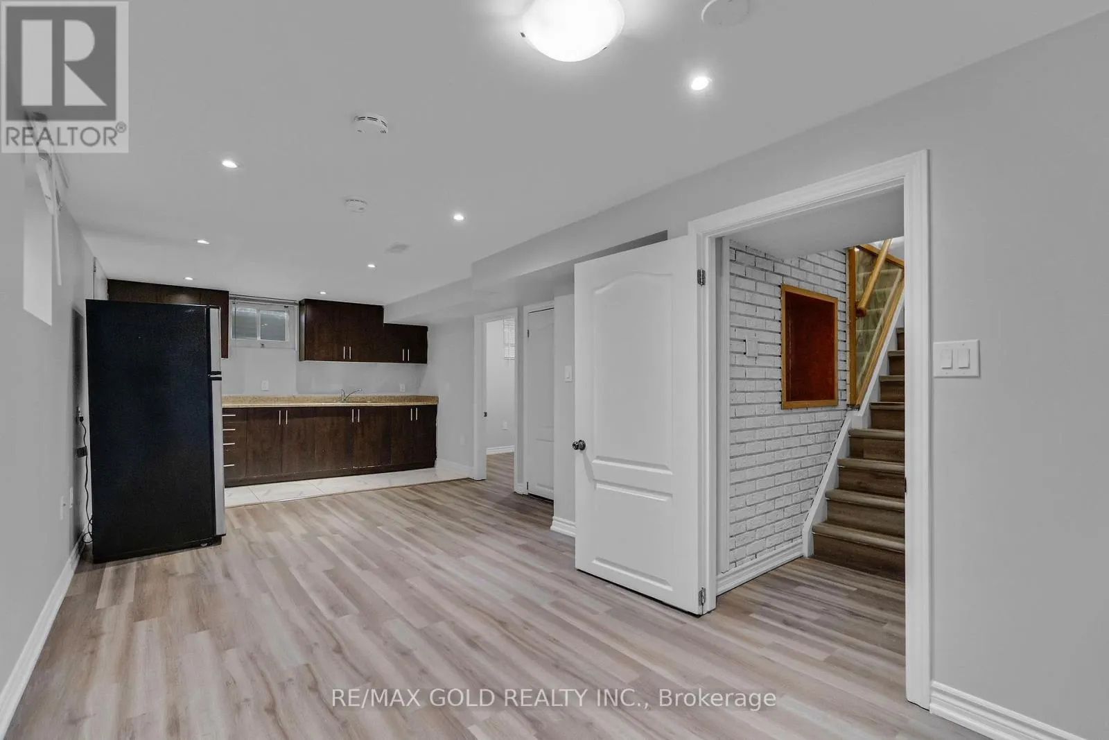 6 MIDHURST DRIVE