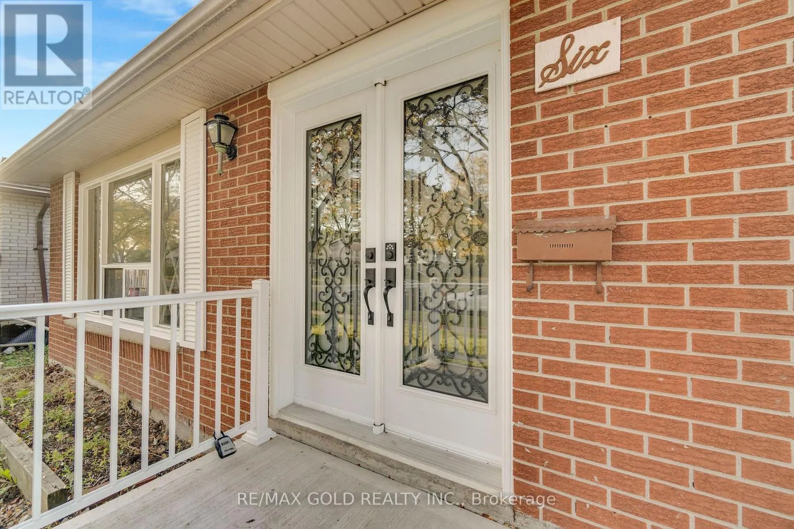 6 MIDHURST DRIVE