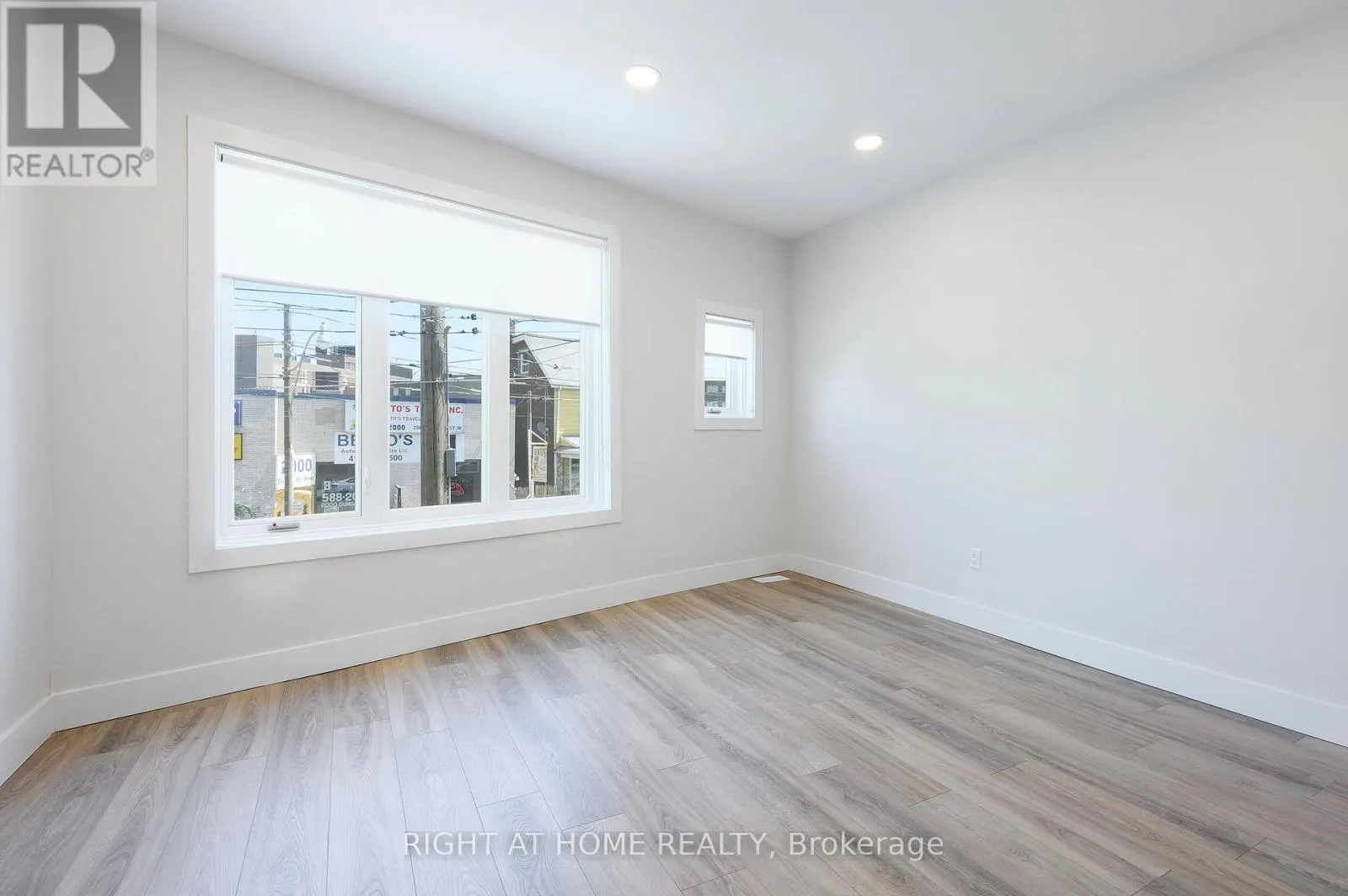 1995 DUNDAS STREET W