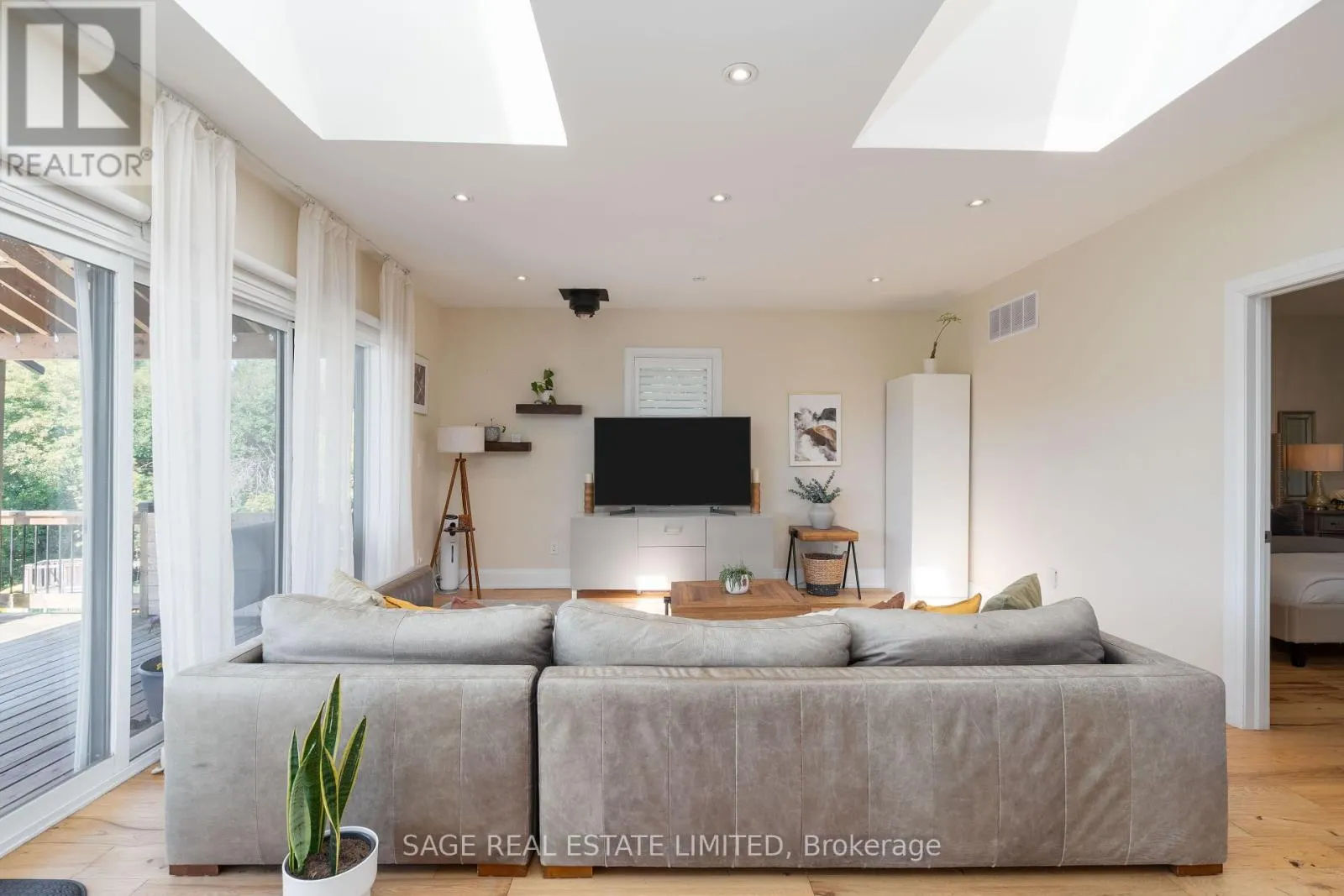 FARM HOUSE SUITE - 15724 HURONTARIO STREET