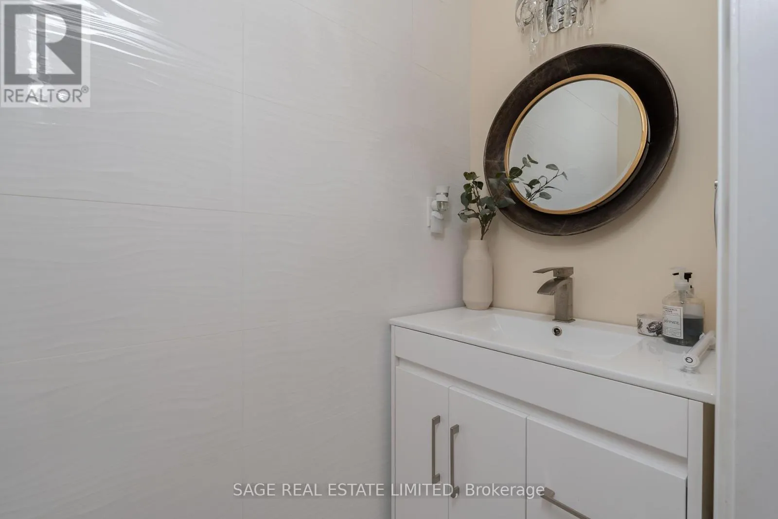FARM HOUSE SUITE - 15724 HURONTARIO STREET