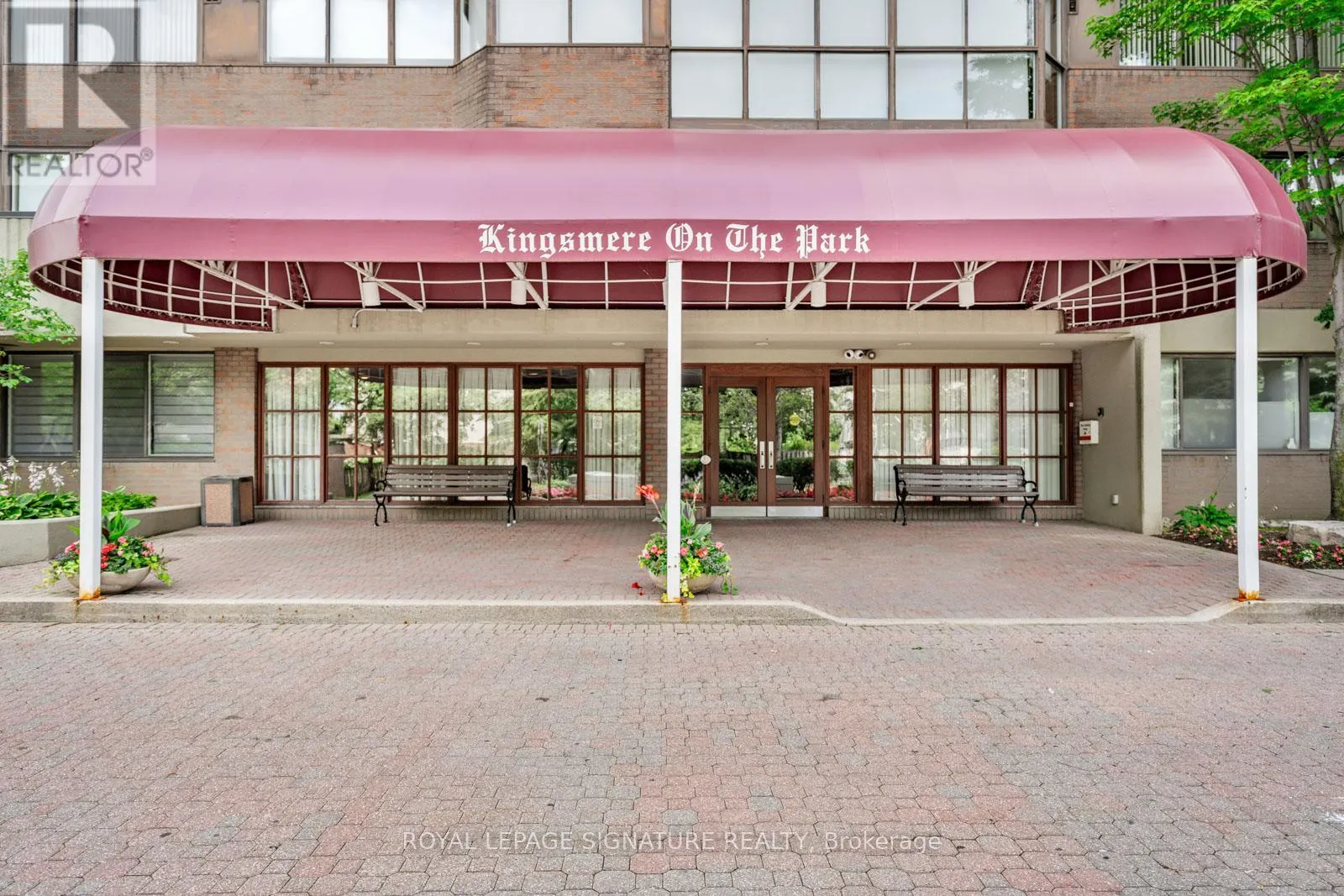 LPH4 - 880 DUNDAS STREET W