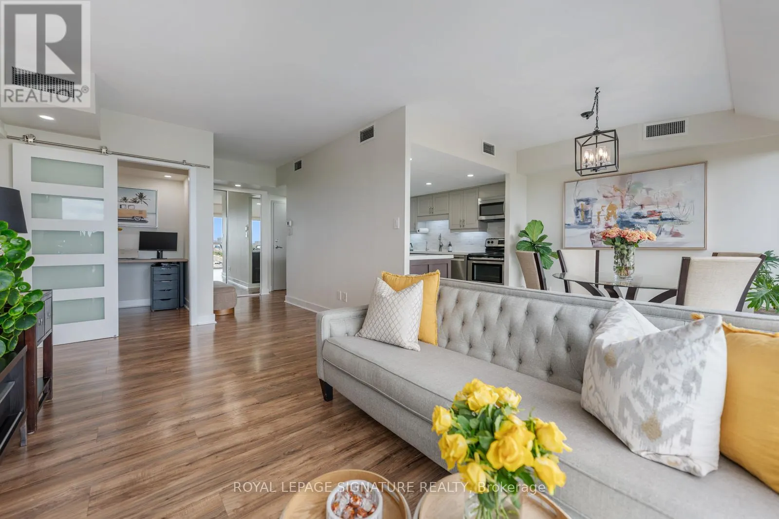 LPH4 - 880 DUNDAS STREET W