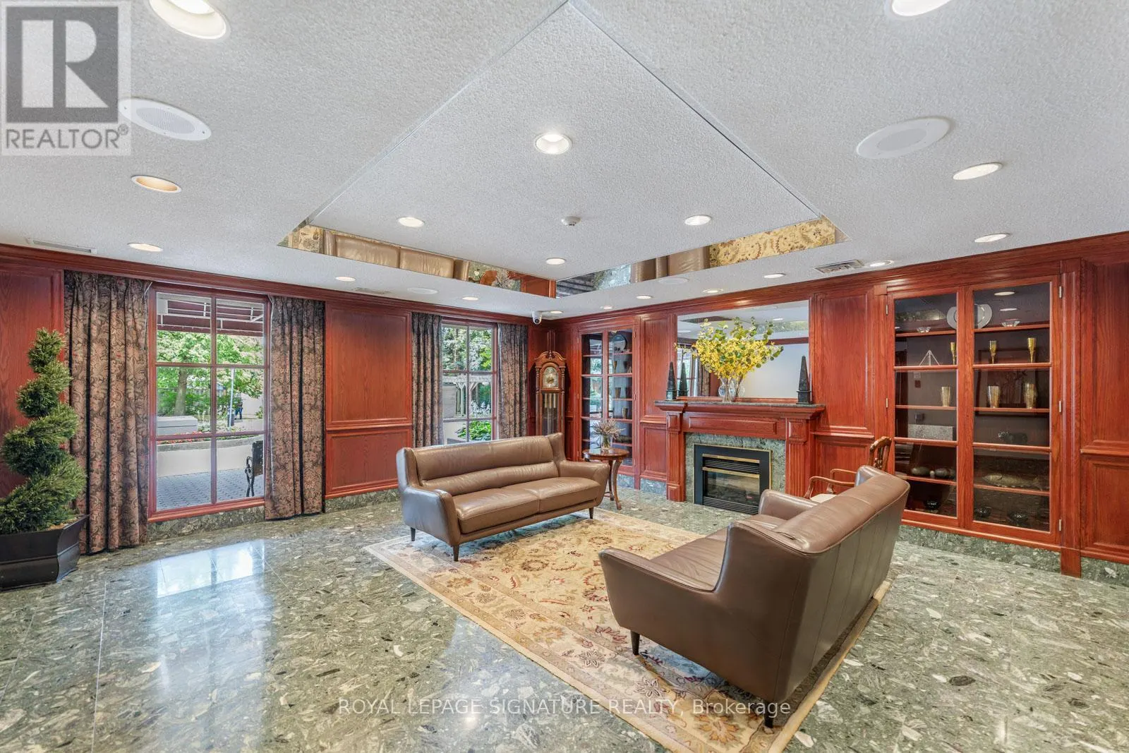 LPH4 - 880 DUNDAS STREET W