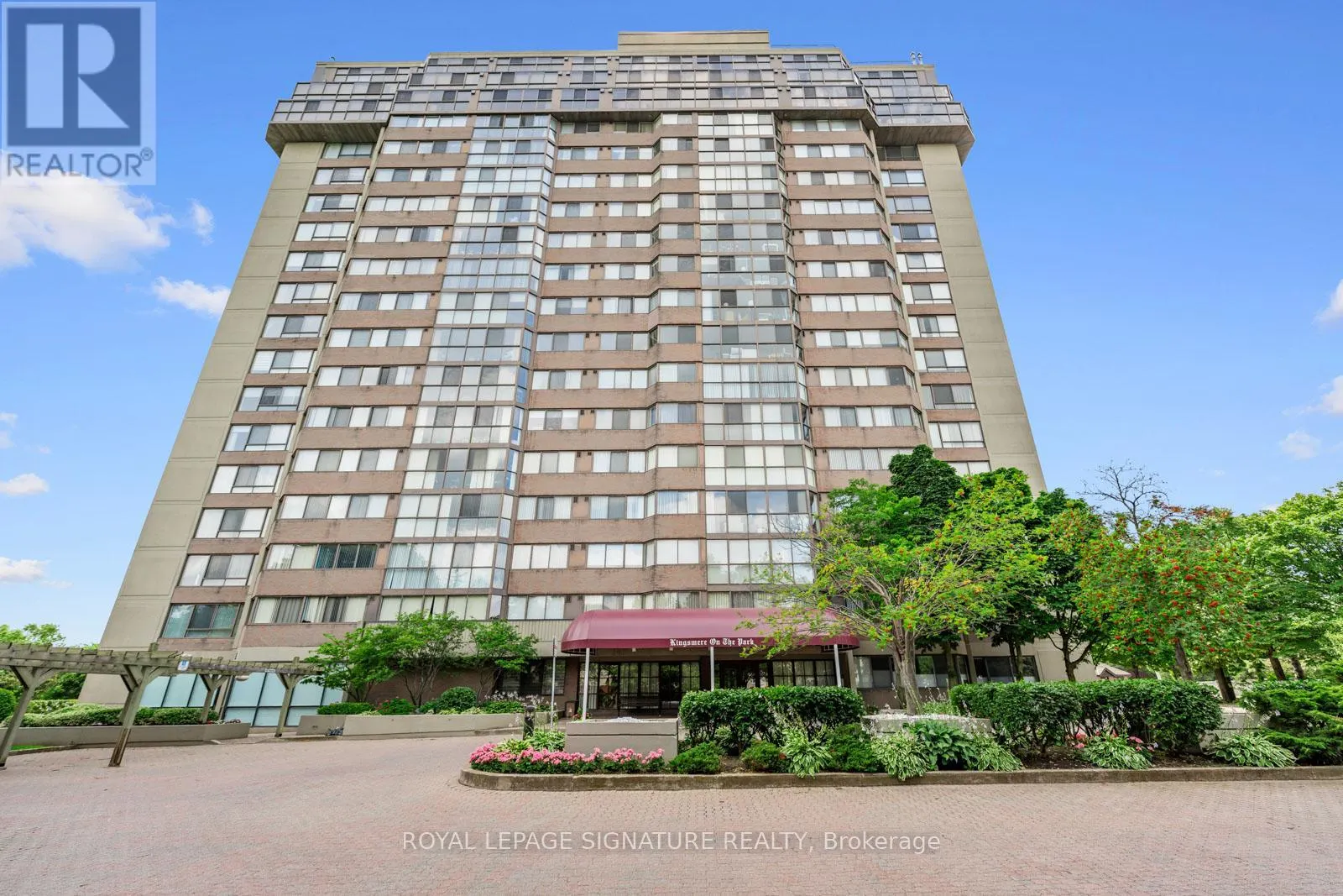 LPH4 - 880 DUNDAS STREET W