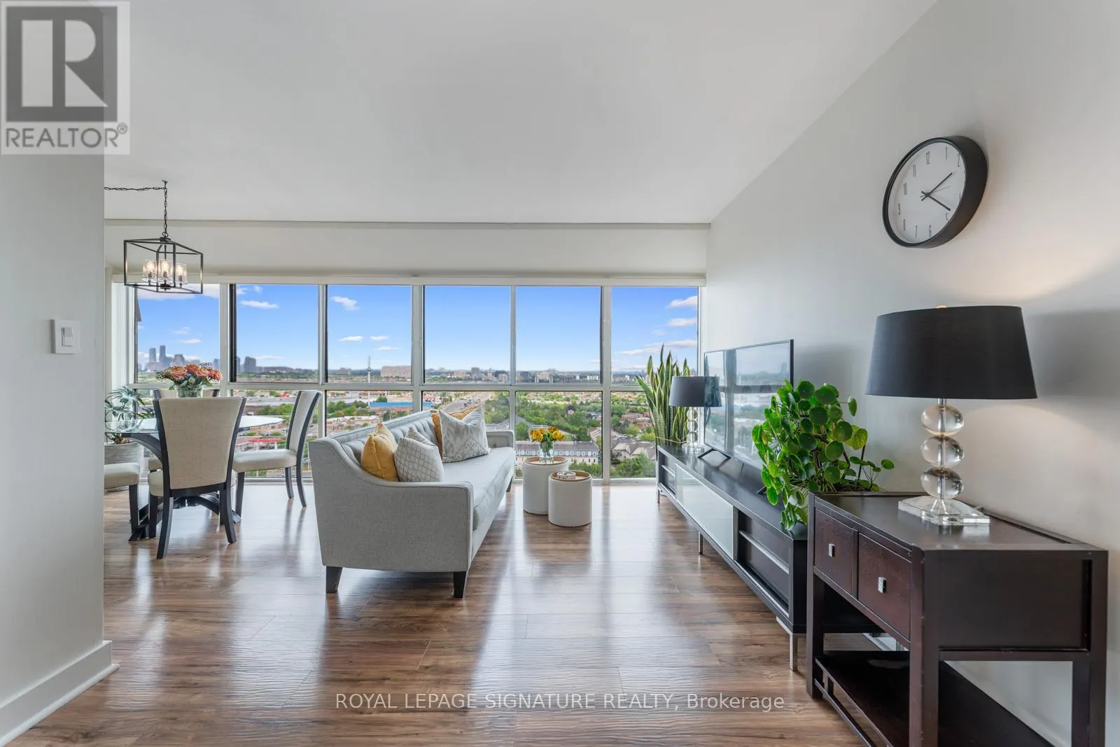 LPH4 - 880 DUNDAS STREET W