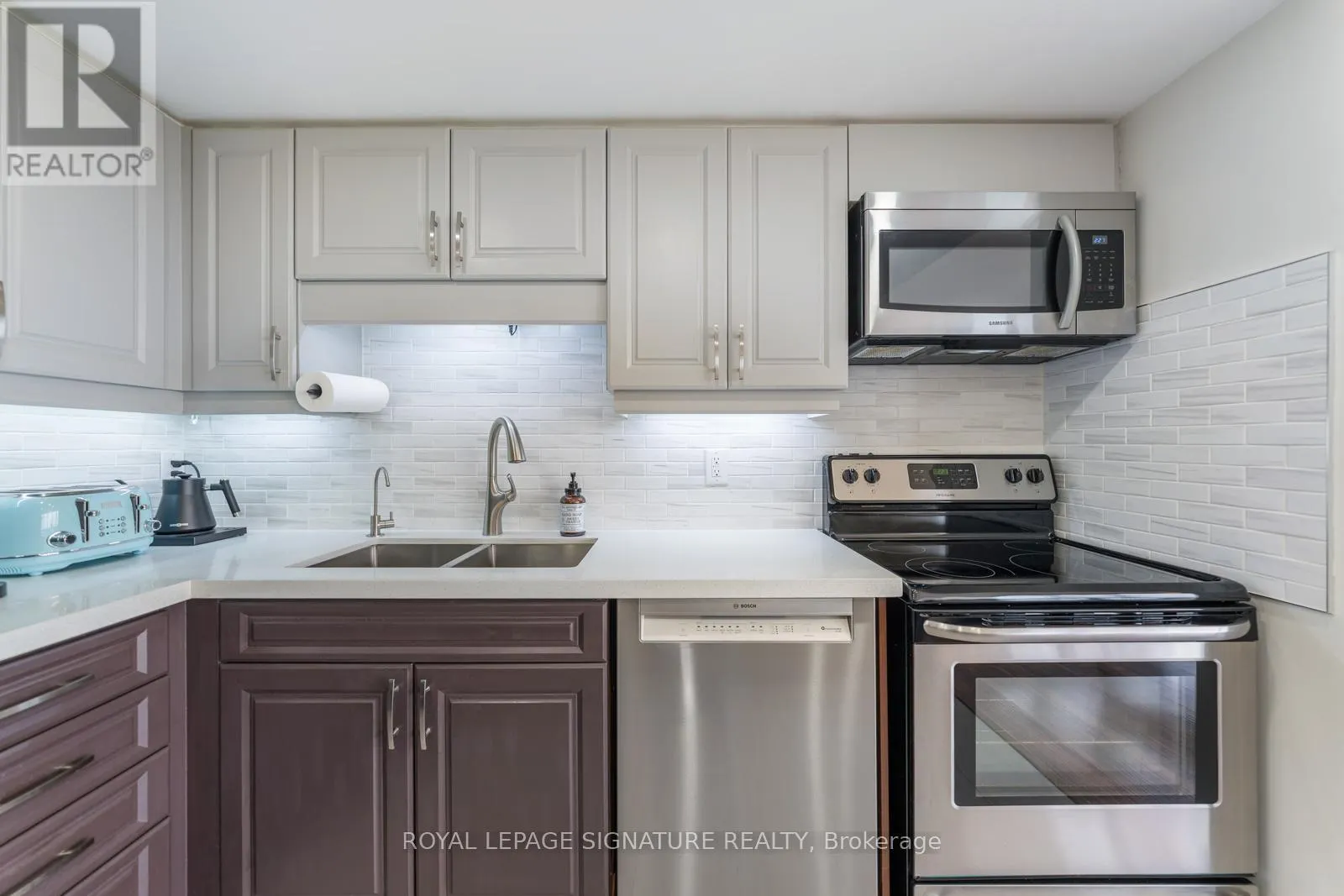 LPH4 - 880 DUNDAS STREET W