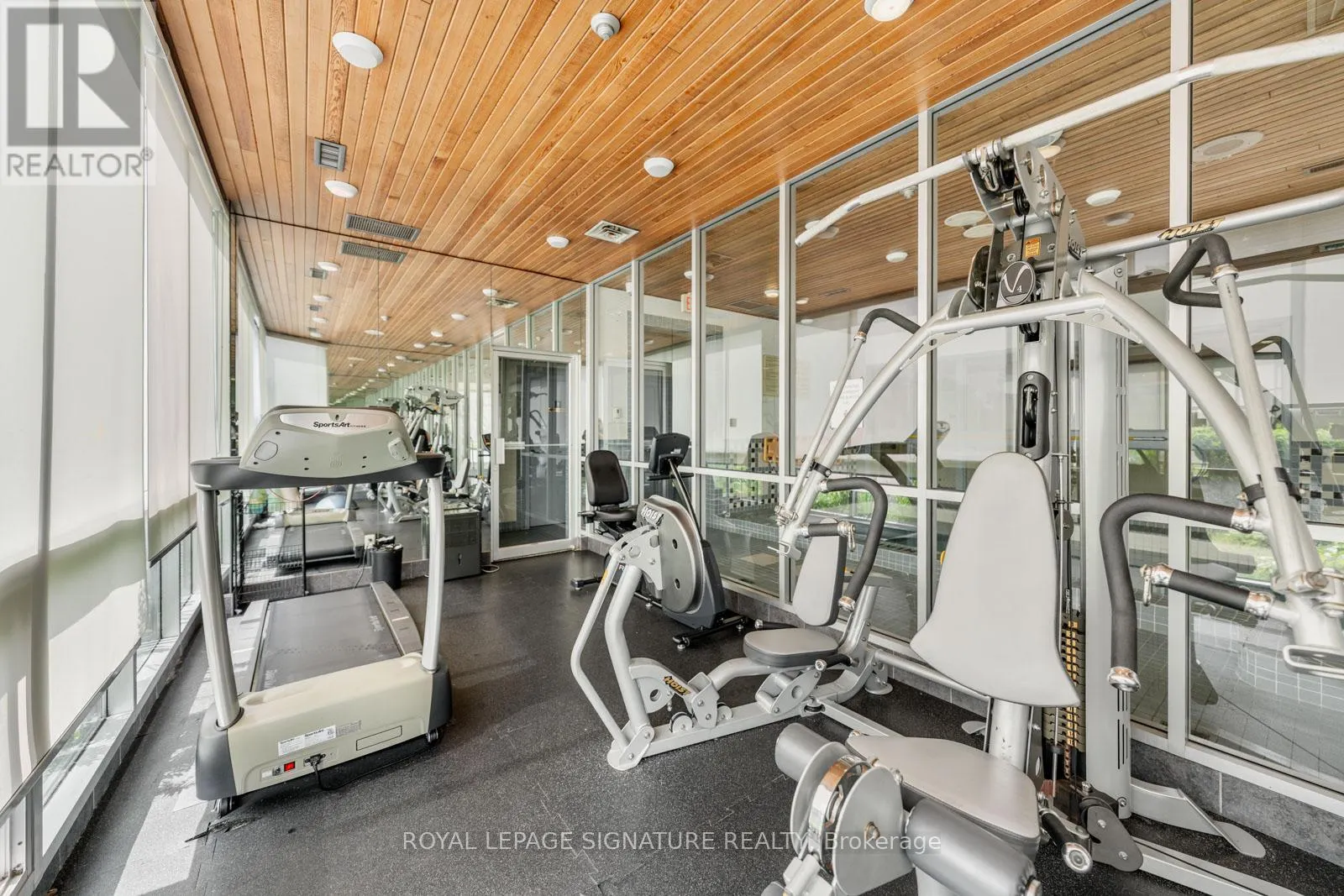 LPH4 - 880 DUNDAS STREET W
