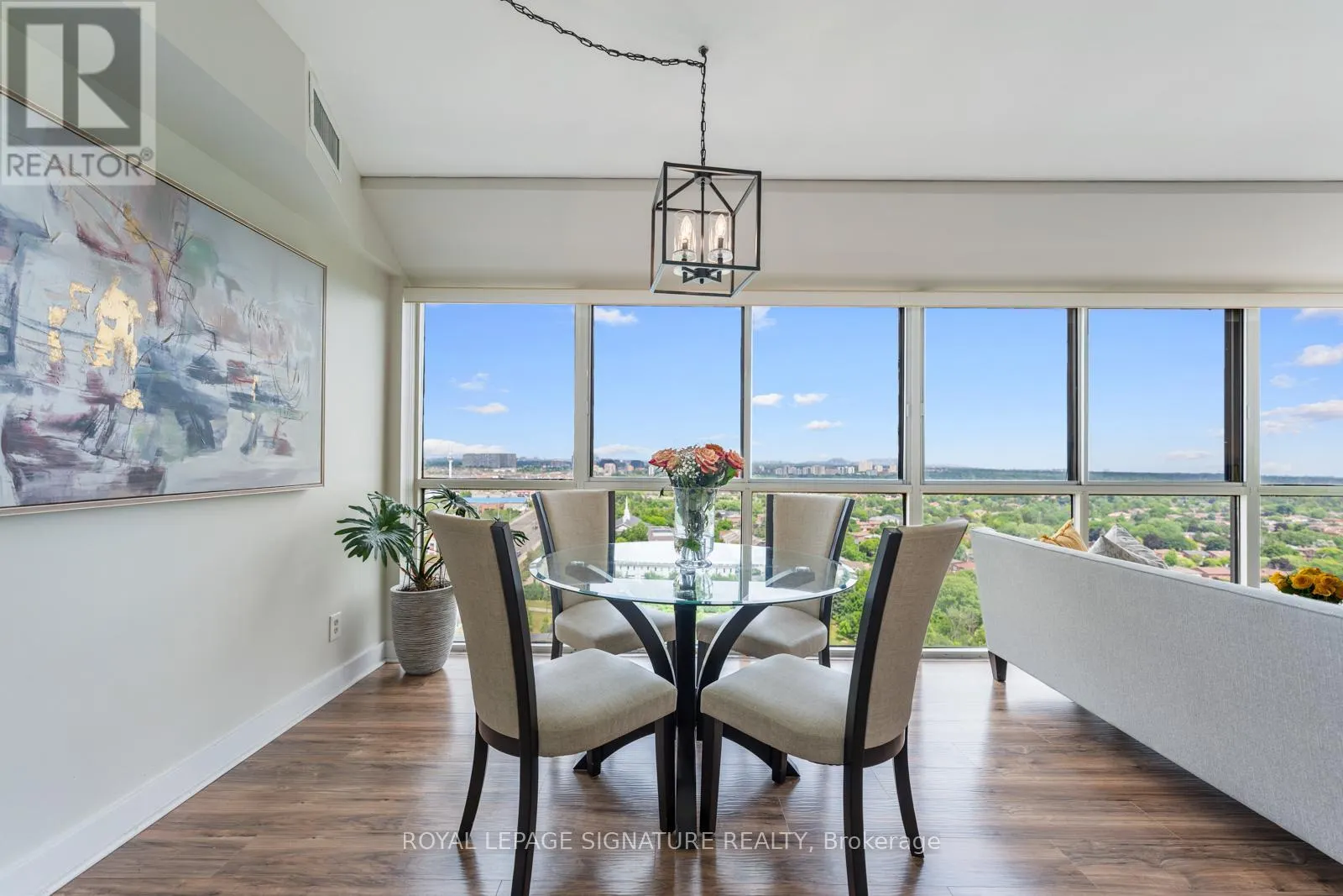 LPH4 - 880 DUNDAS STREET W
