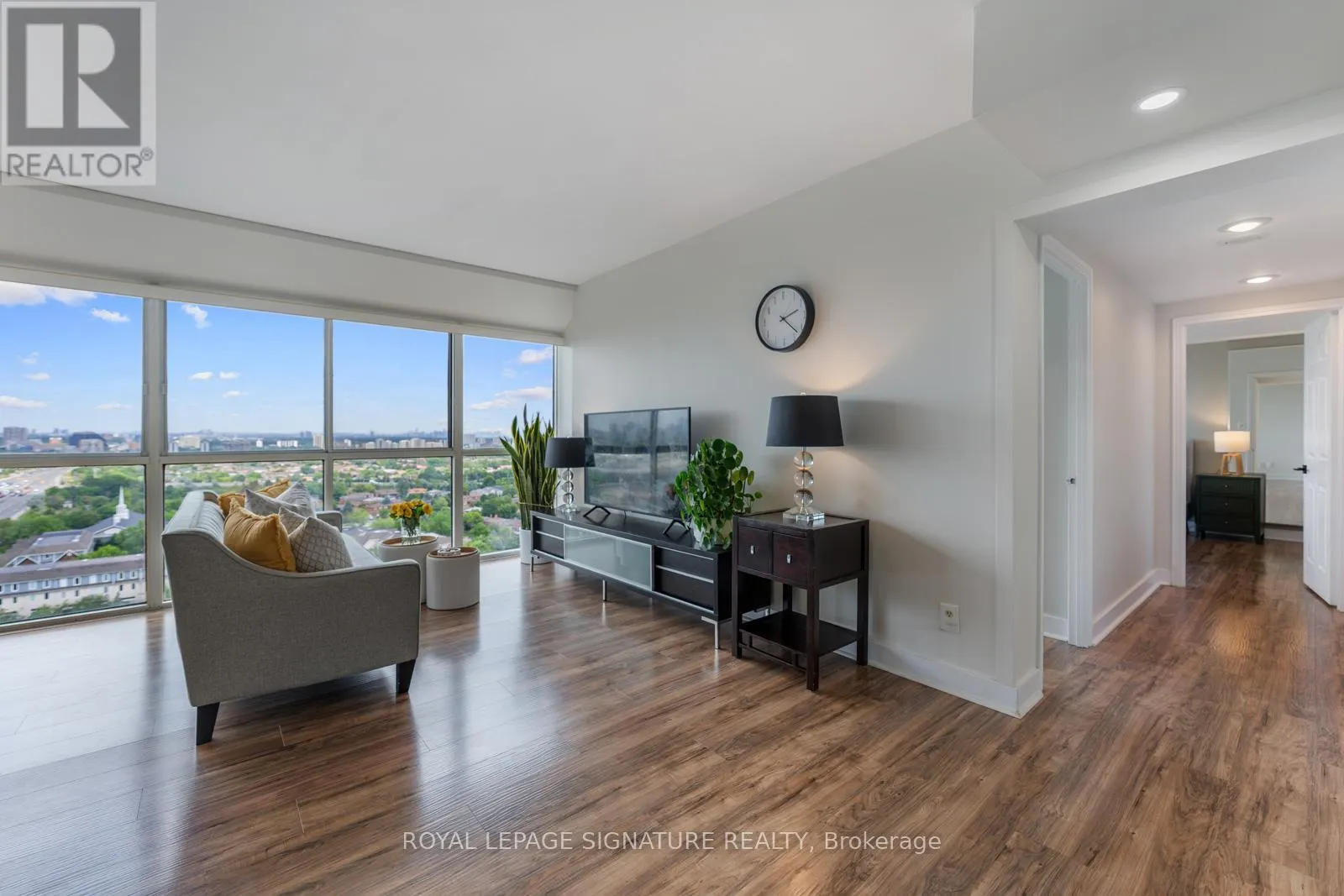 LPH4 - 880 DUNDAS STREET W