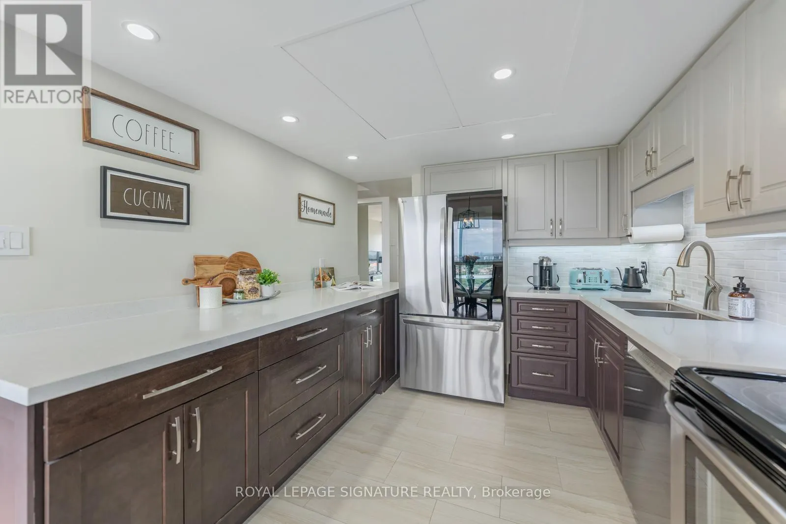LPH4 - 880 DUNDAS STREET W