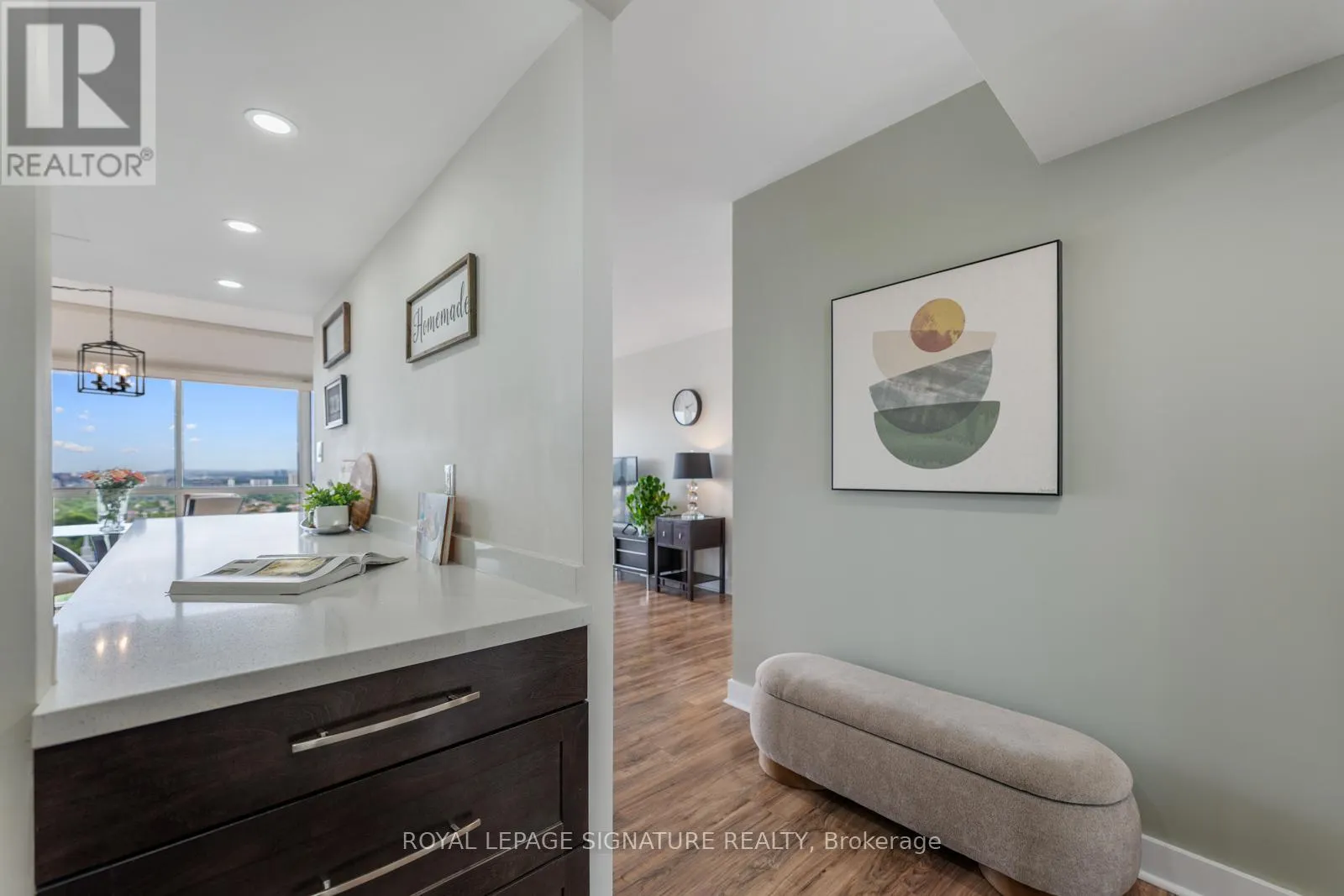 LPH4 - 880 DUNDAS STREET W