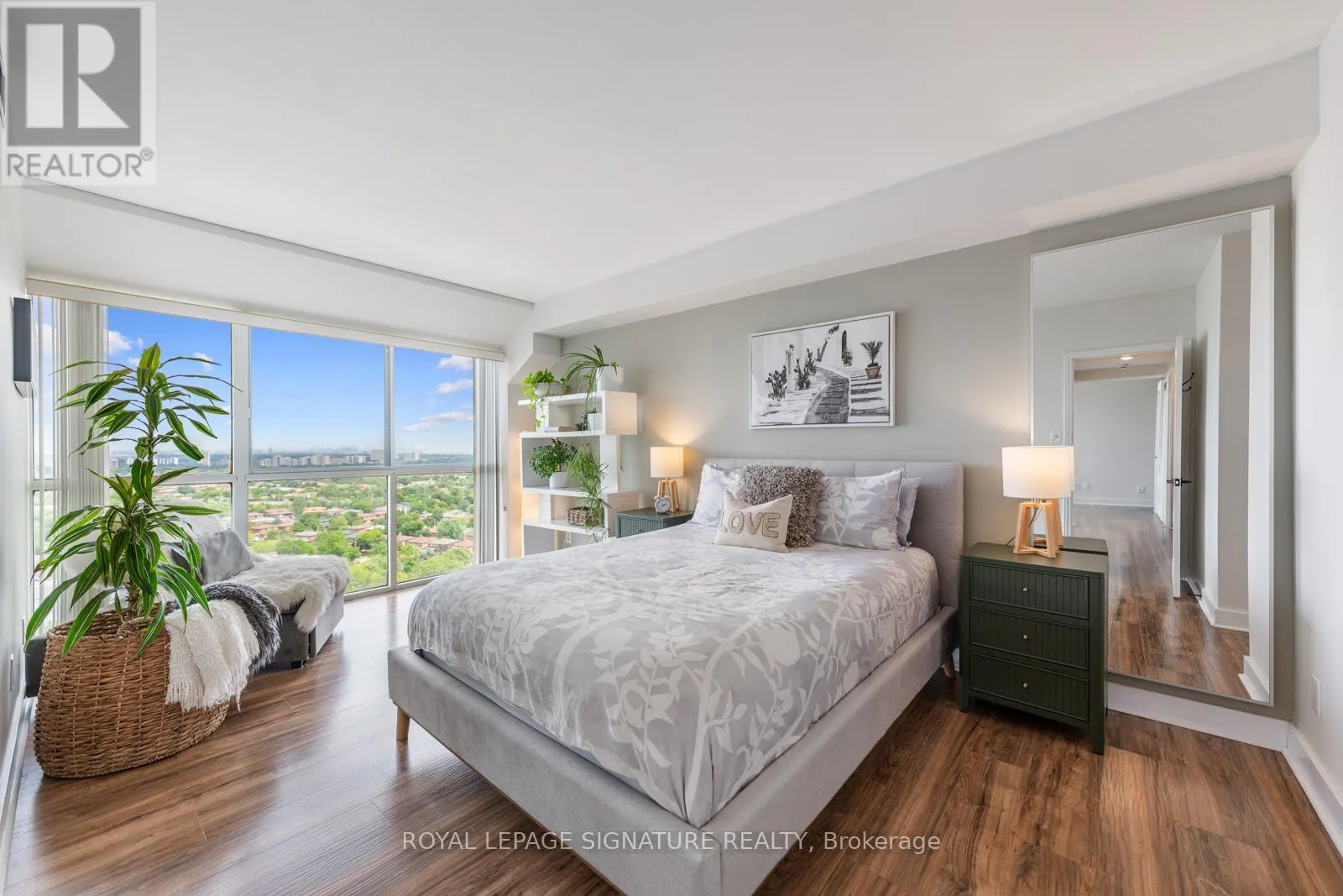 LPH4 - 880 DUNDAS STREET W