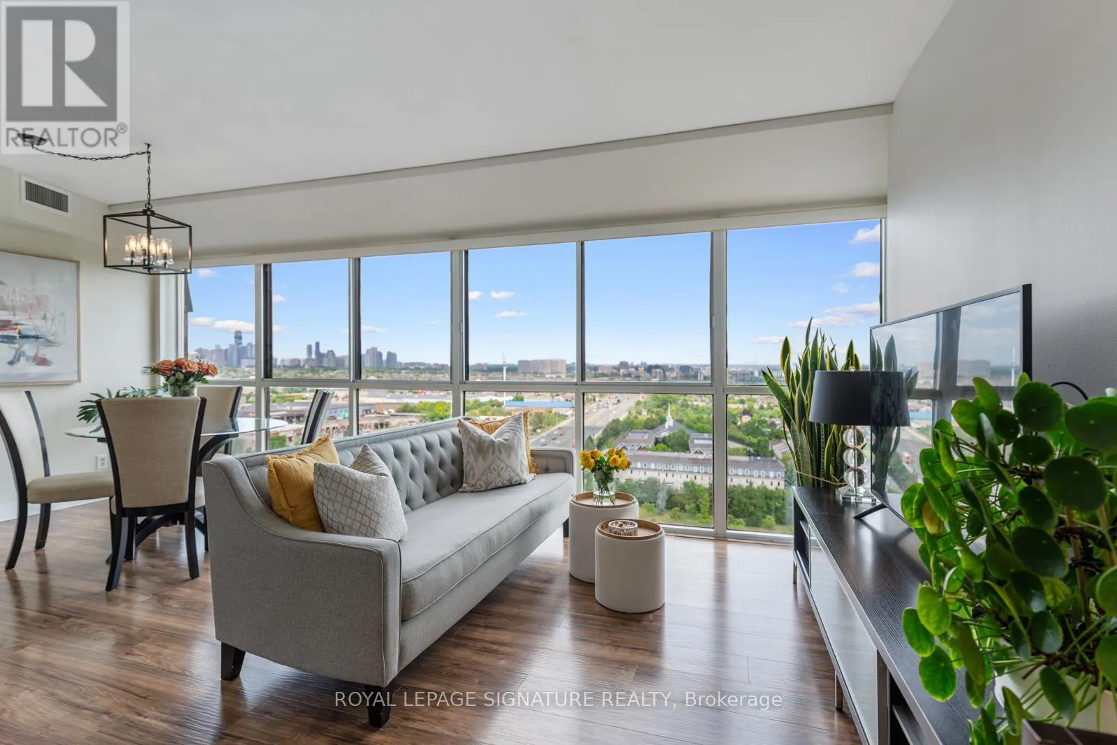LPH4 - 880 DUNDAS STREET W