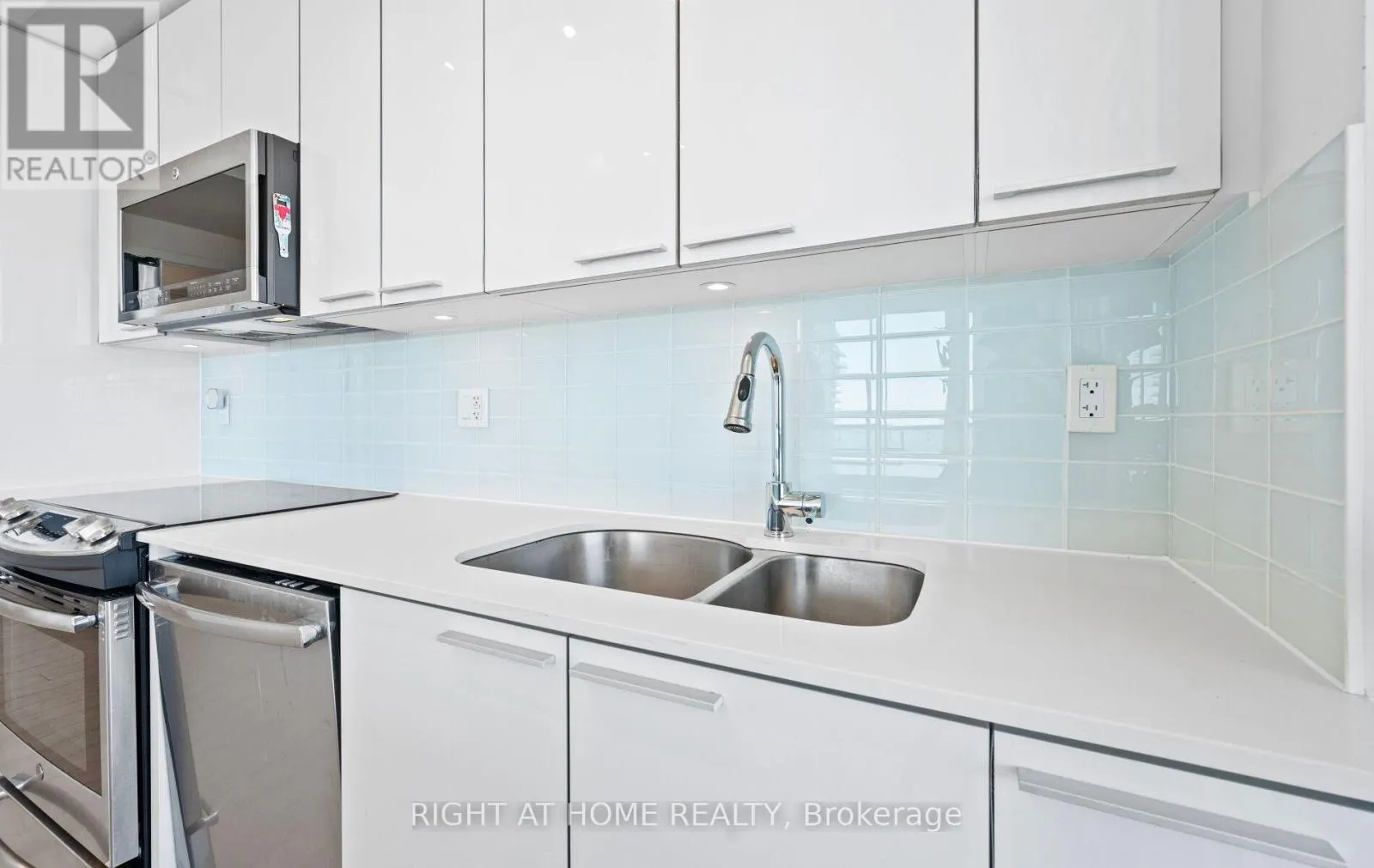 3409 - 10 PARK LAWN ROAD