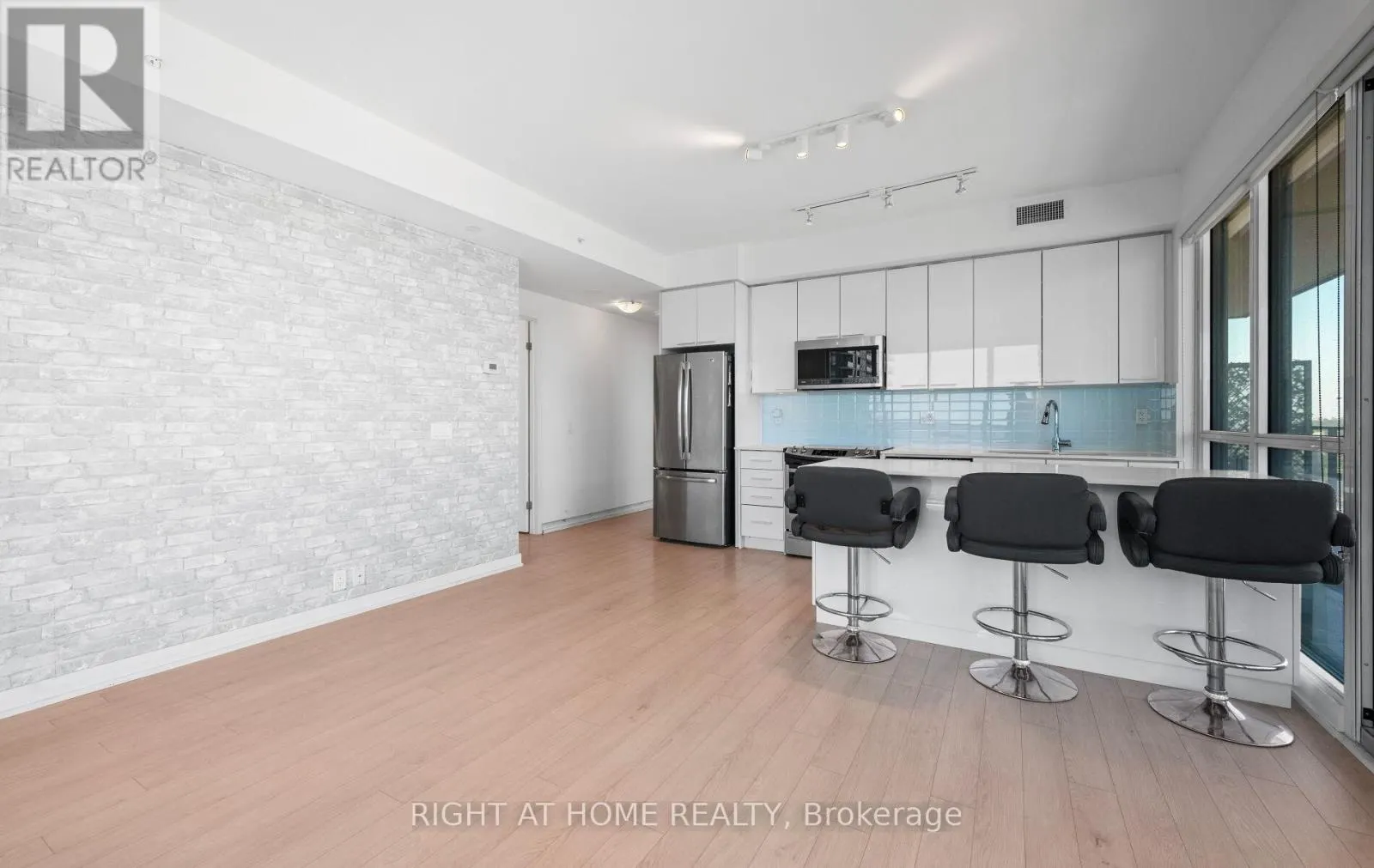 3409 - 10 PARK LAWN ROAD