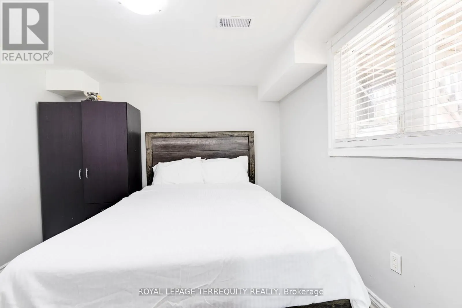 4242 PETERSBURG CRESCENT