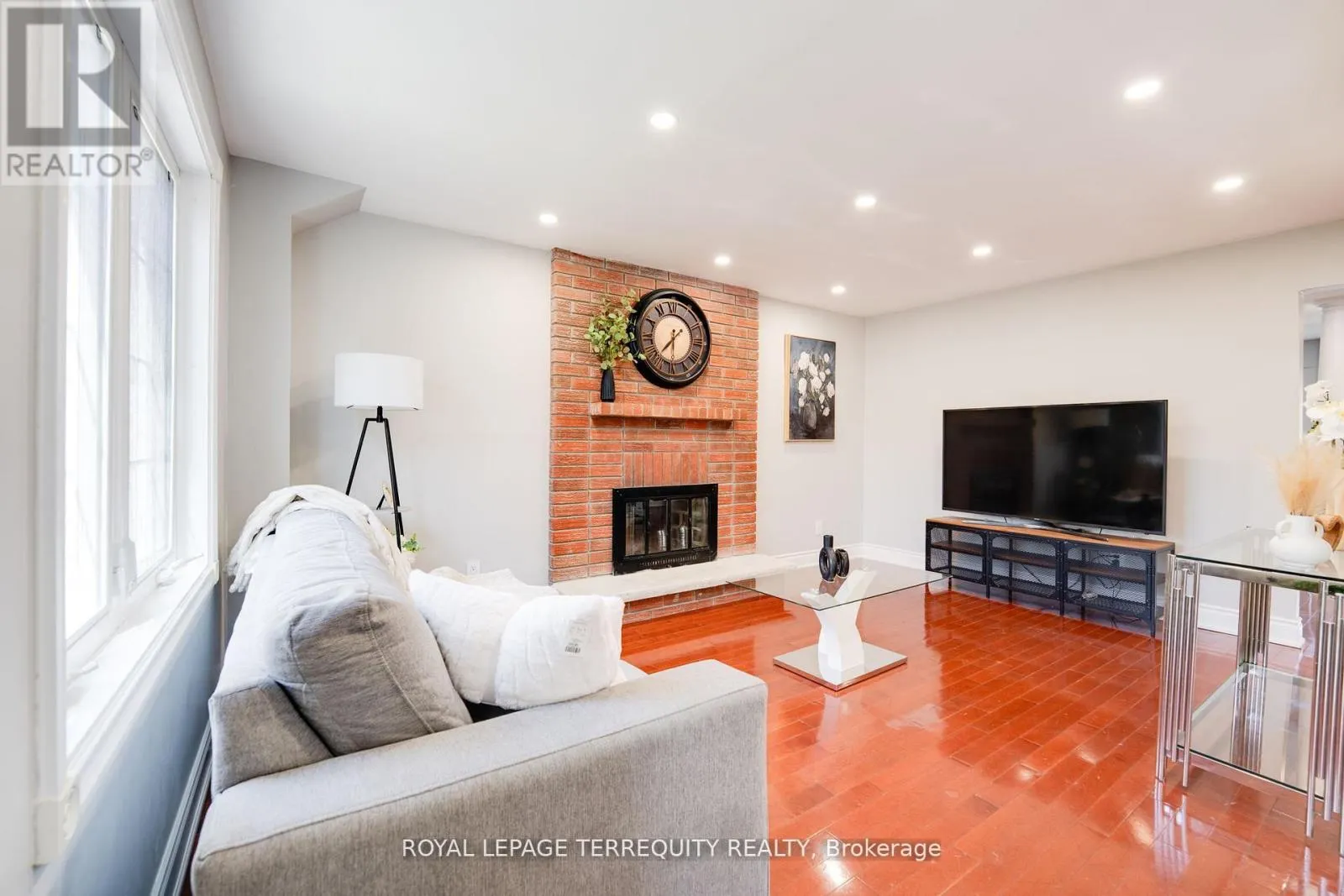 4242 PETERSBURG CRESCENT