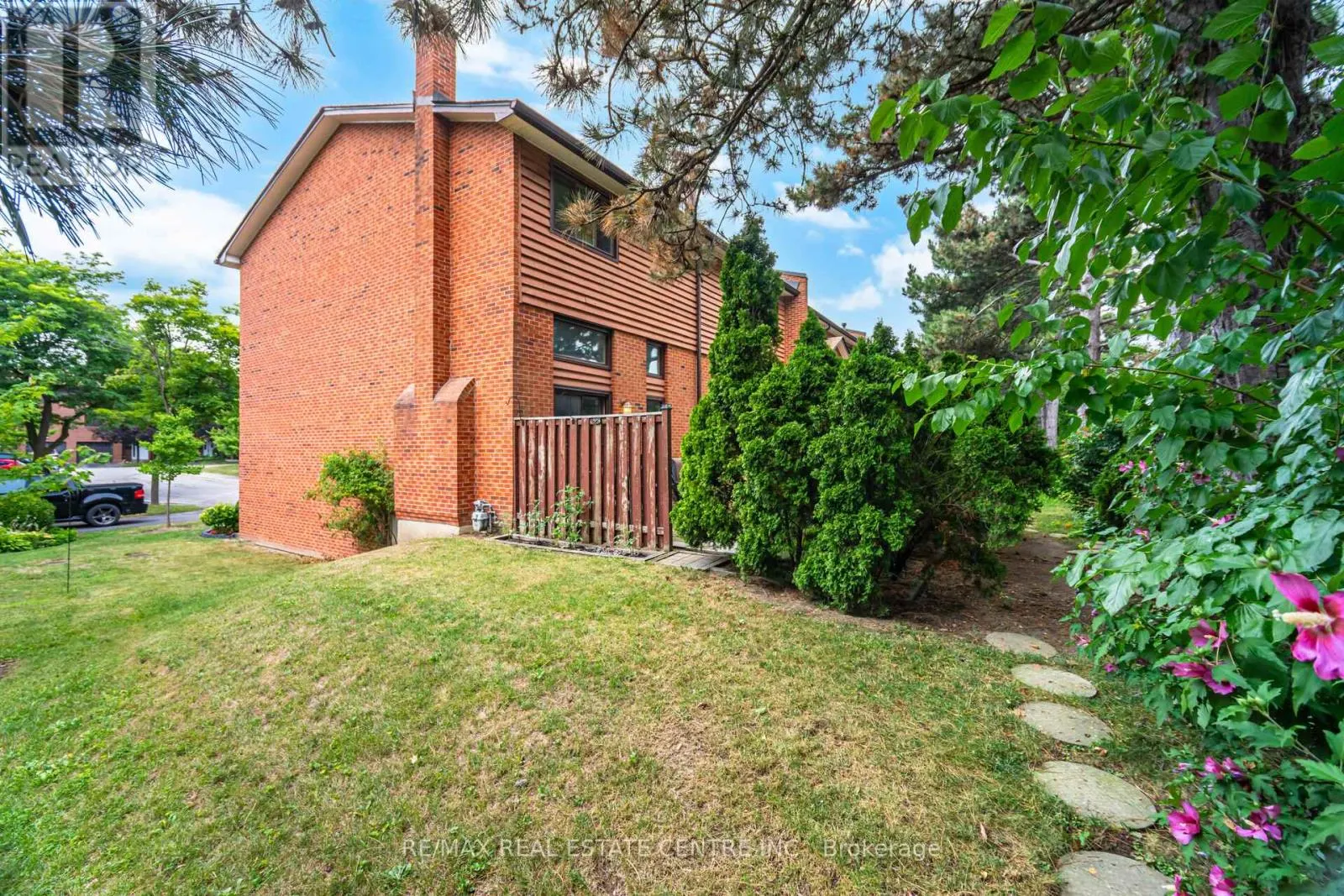 27 - 4230 FIELDGATE DRIVE