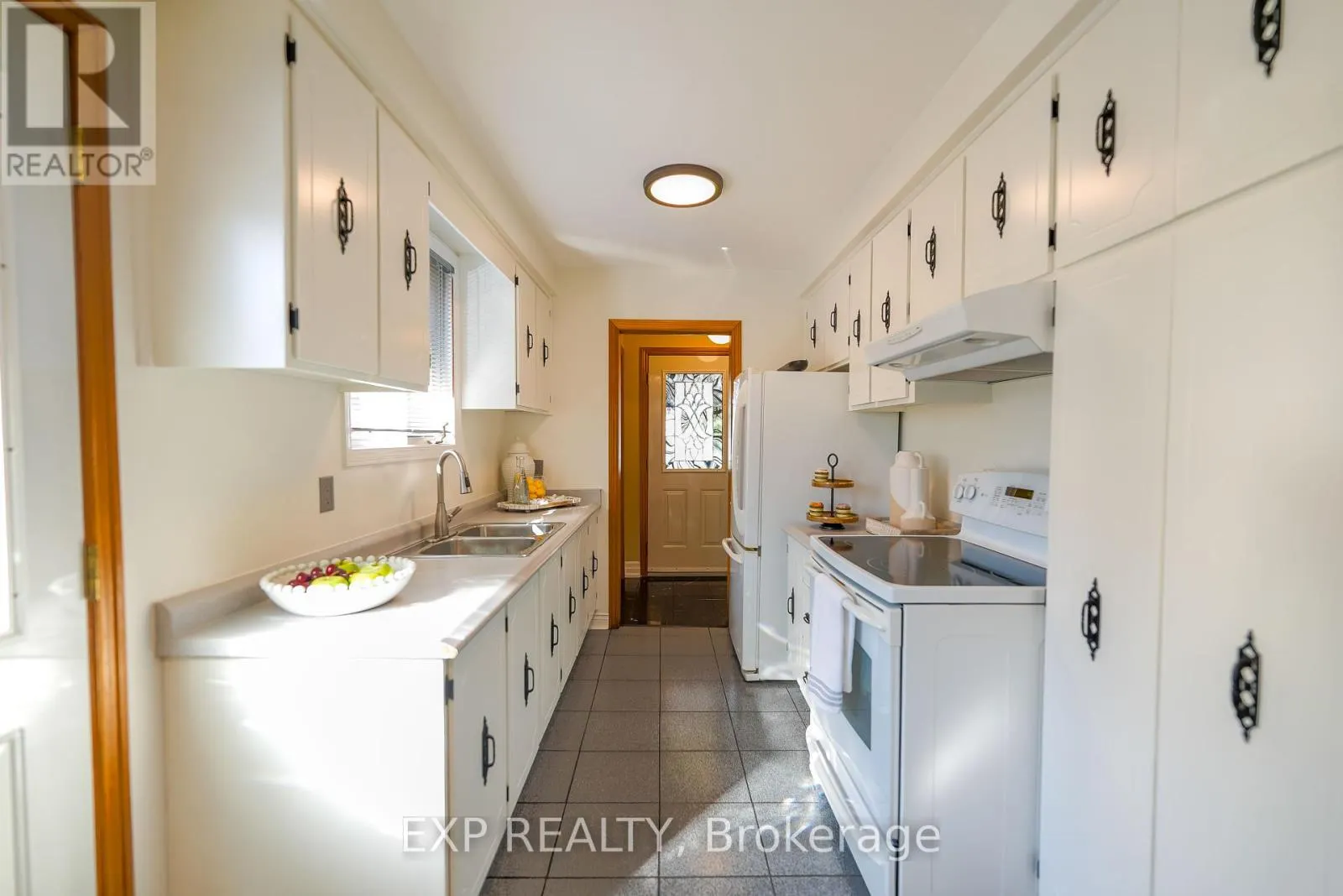 902 SIXTH STREET