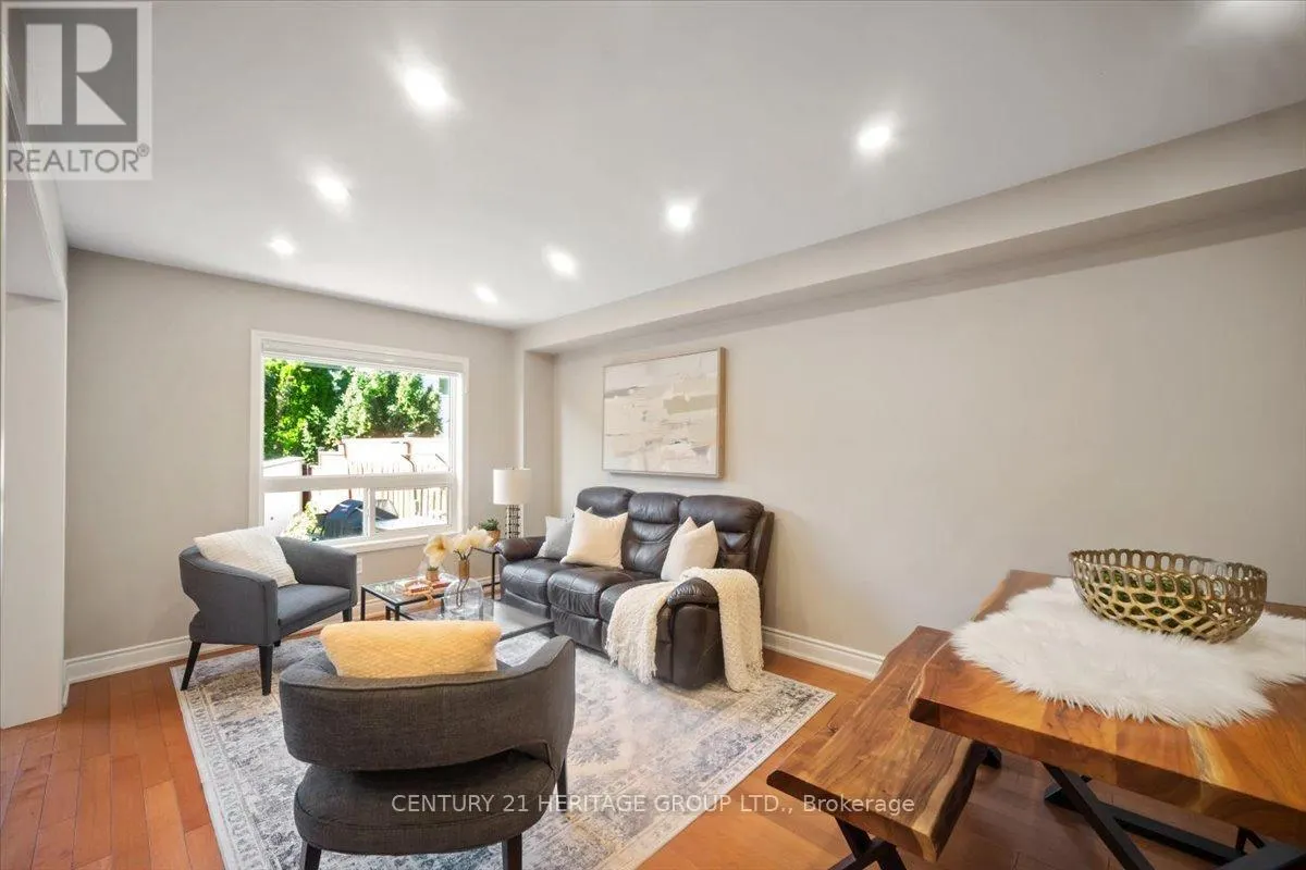 3954 COACHMAN CIRCLE