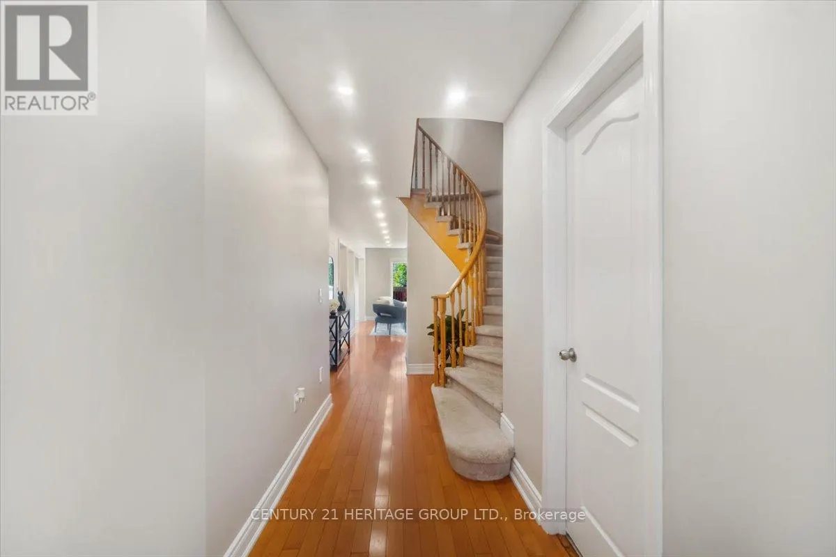 3954 COACHMAN CIRCLE
