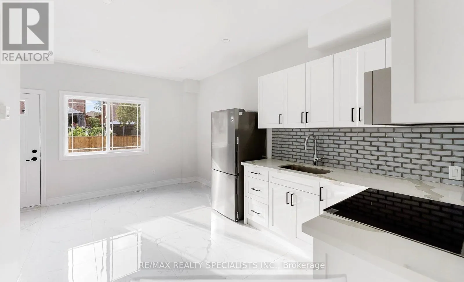 4 - 659 ROSELAIRE TRAIL