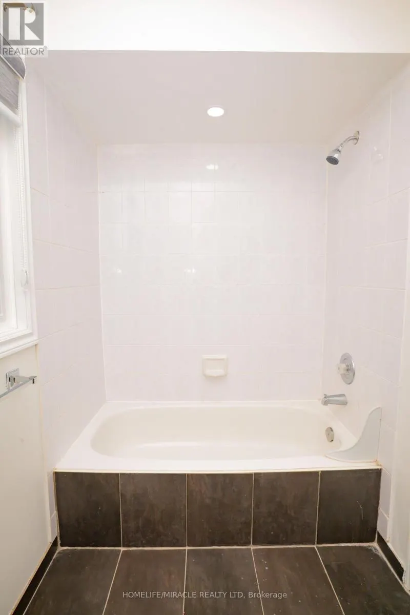 27 KILLALOE CRESCENT