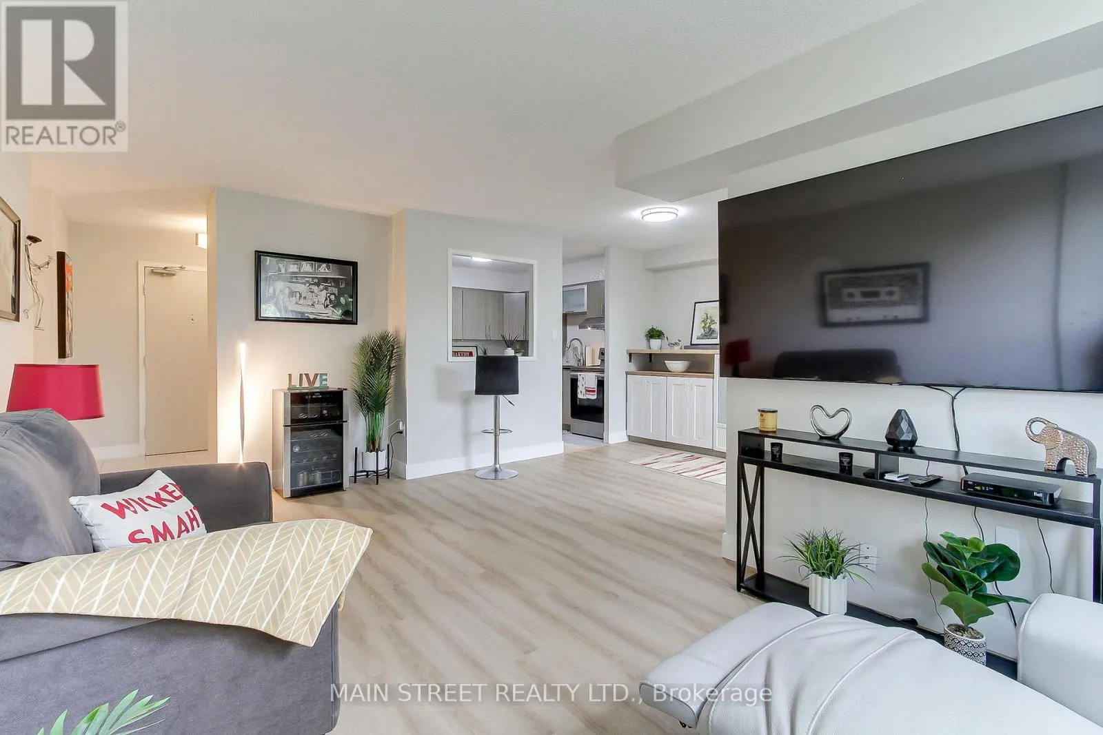 307 - 355 RATHBURN ROAD E