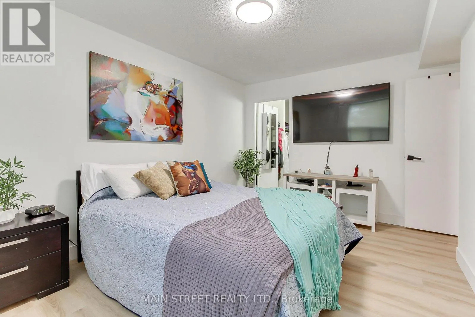 307 - 355 RATHBURN ROAD E