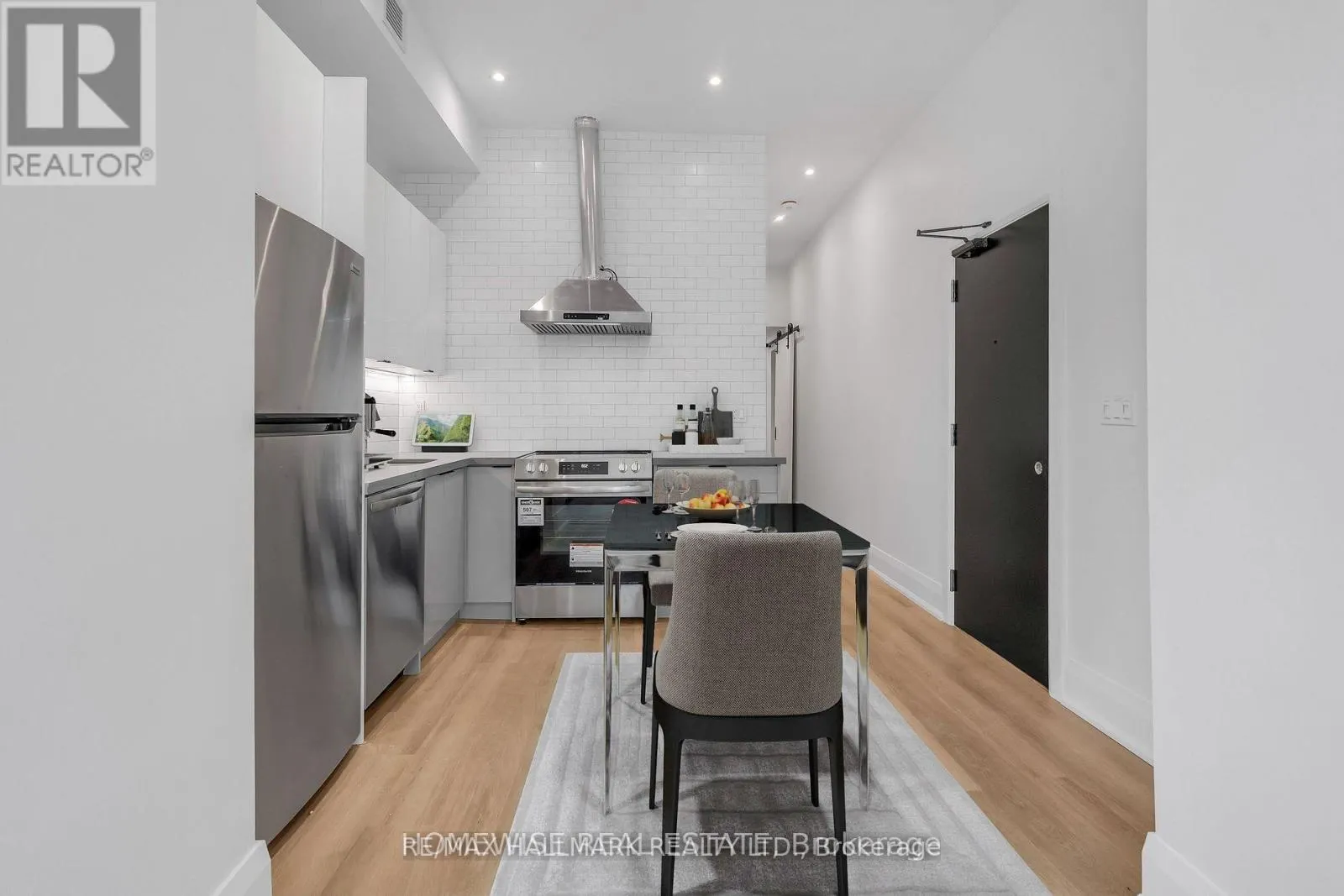 1 - 1542 KING STREET W