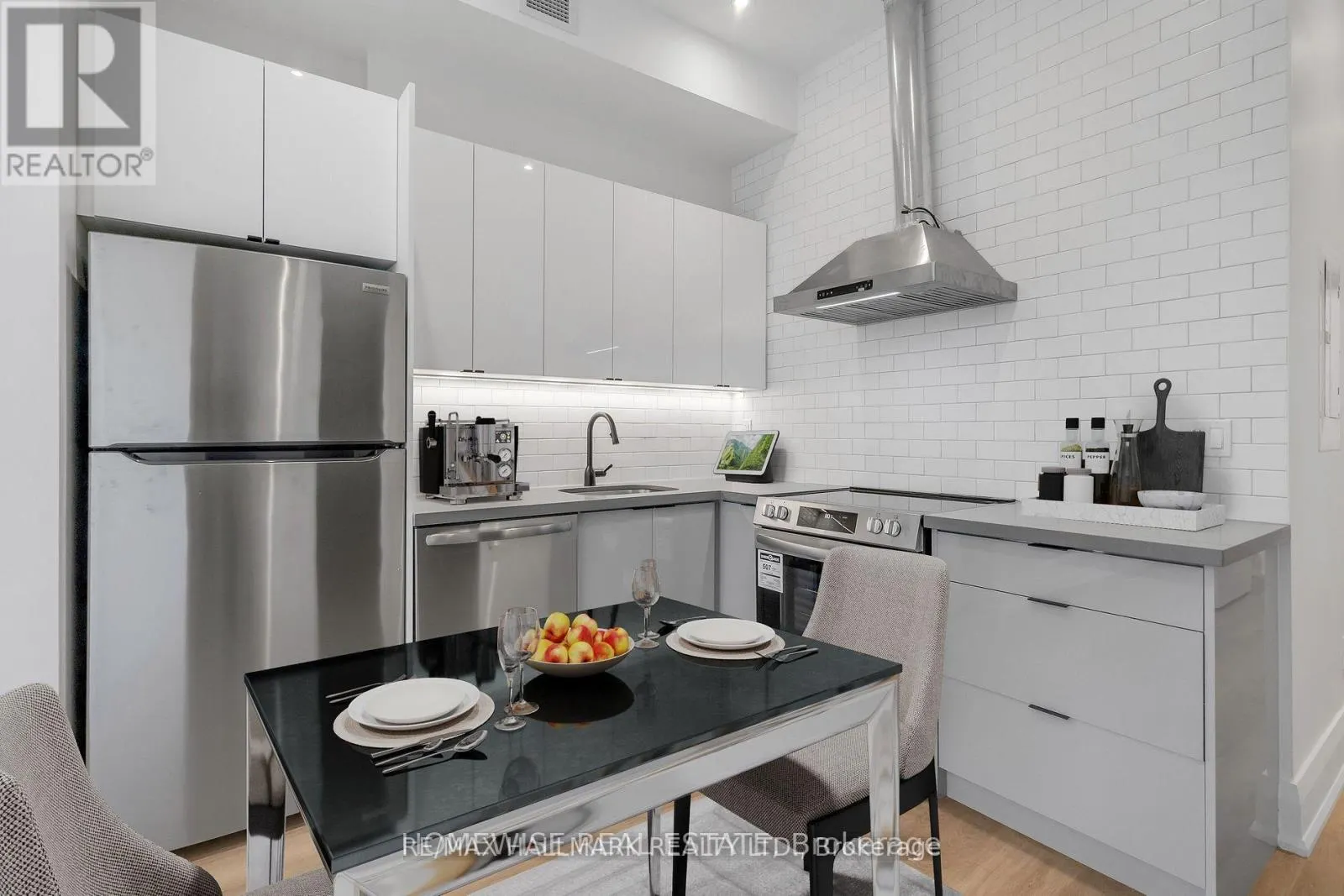 1 - 1542 KING STREET W