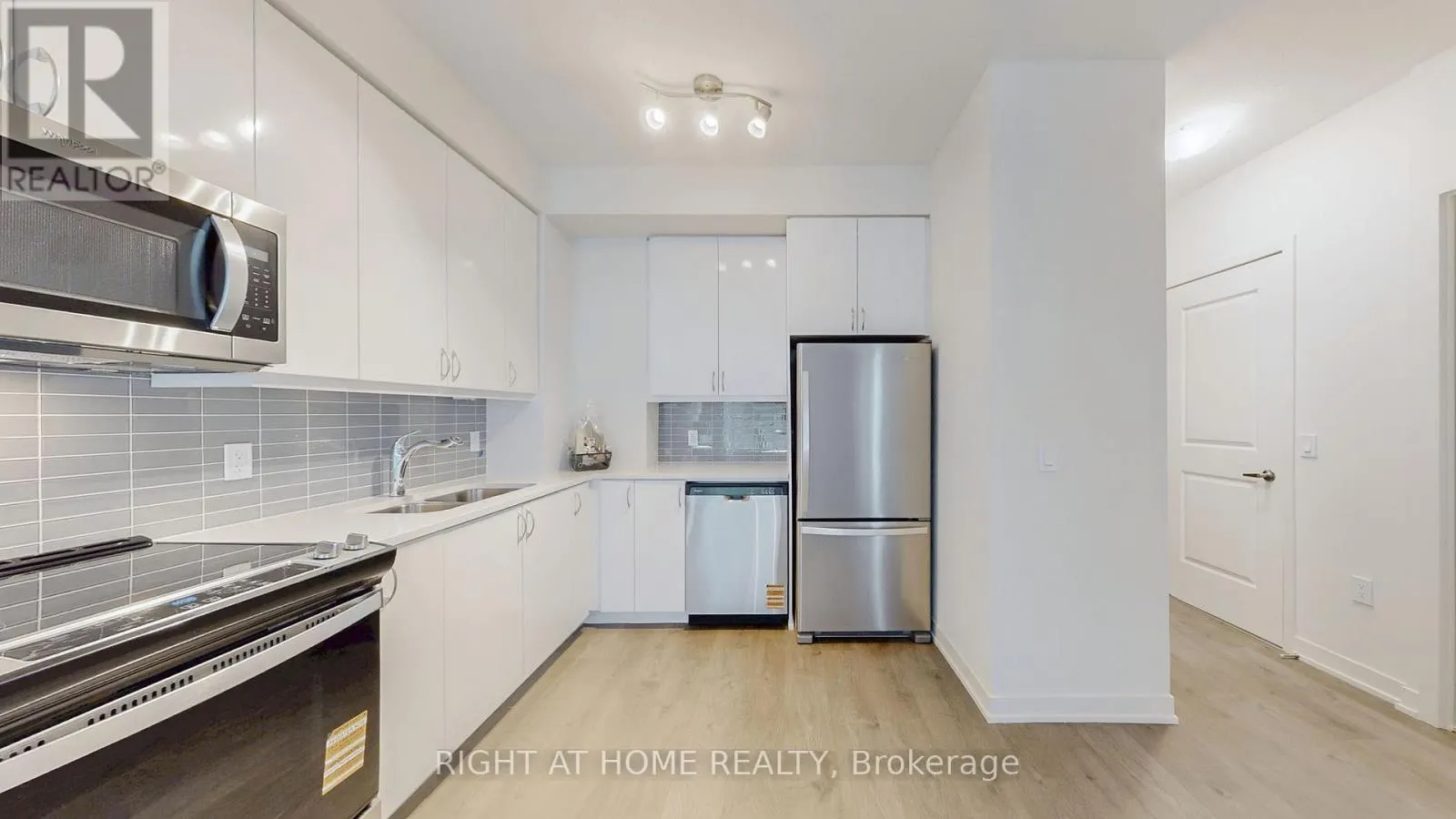 408 - 38 ANNIE CRAIG DRIVE