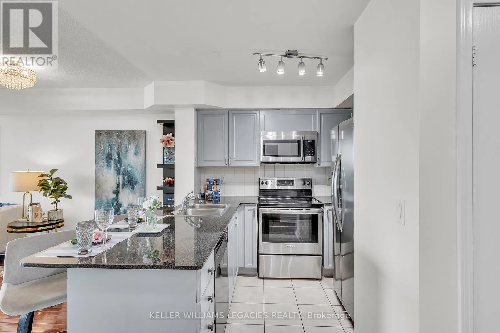 2013 - 33 ELM DRIVE W